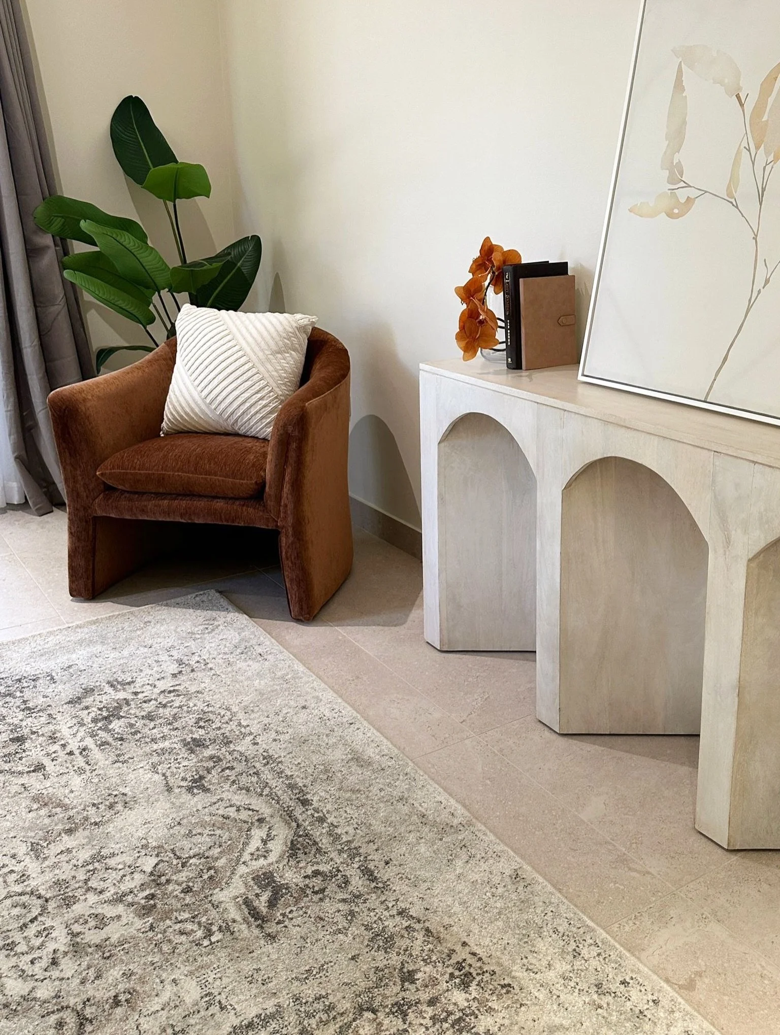 Living it up in Lyons. This large home was styled with a colourful palette, muted but still uplifting. Lots of textures and warmth from our beautiful timber pieces. 
A really stunning property 👏🏽 perfect for a Territory family. 

Agent | @prodarwin
