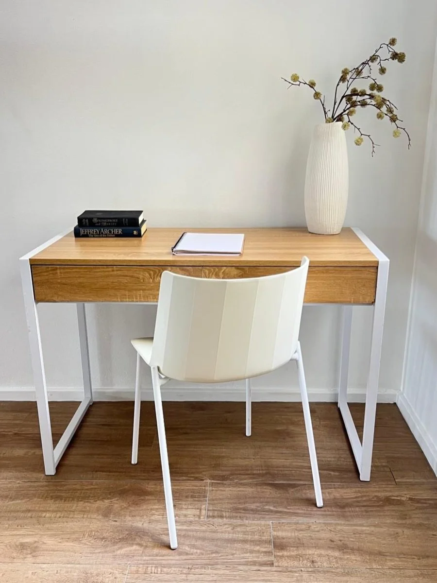 Natural light everywhere you go 🌞
Drawing inspiration from the outdoors, our team styled with lots of greens, browns and shades of pink from the sunset views. 

Agent | @andrewharding_ @evieradonich.realestate