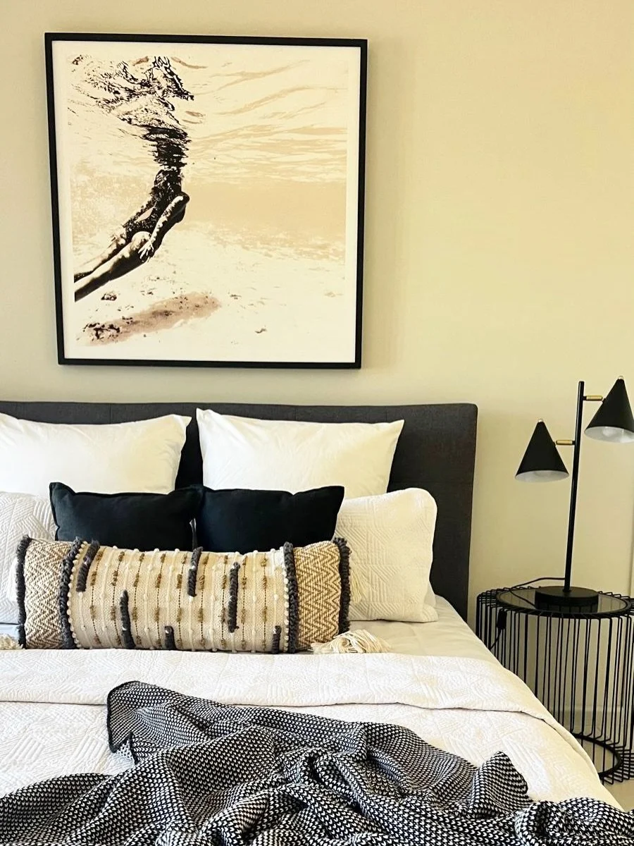 This beautiful family home is already under contract 👏🏽 Our team had a blast, lots of large spaces styled with deep blues and greens, then black accents for contrast. Earthy hues were sprinkled throughout to balance it all out ✨

Agent | @jenwardel