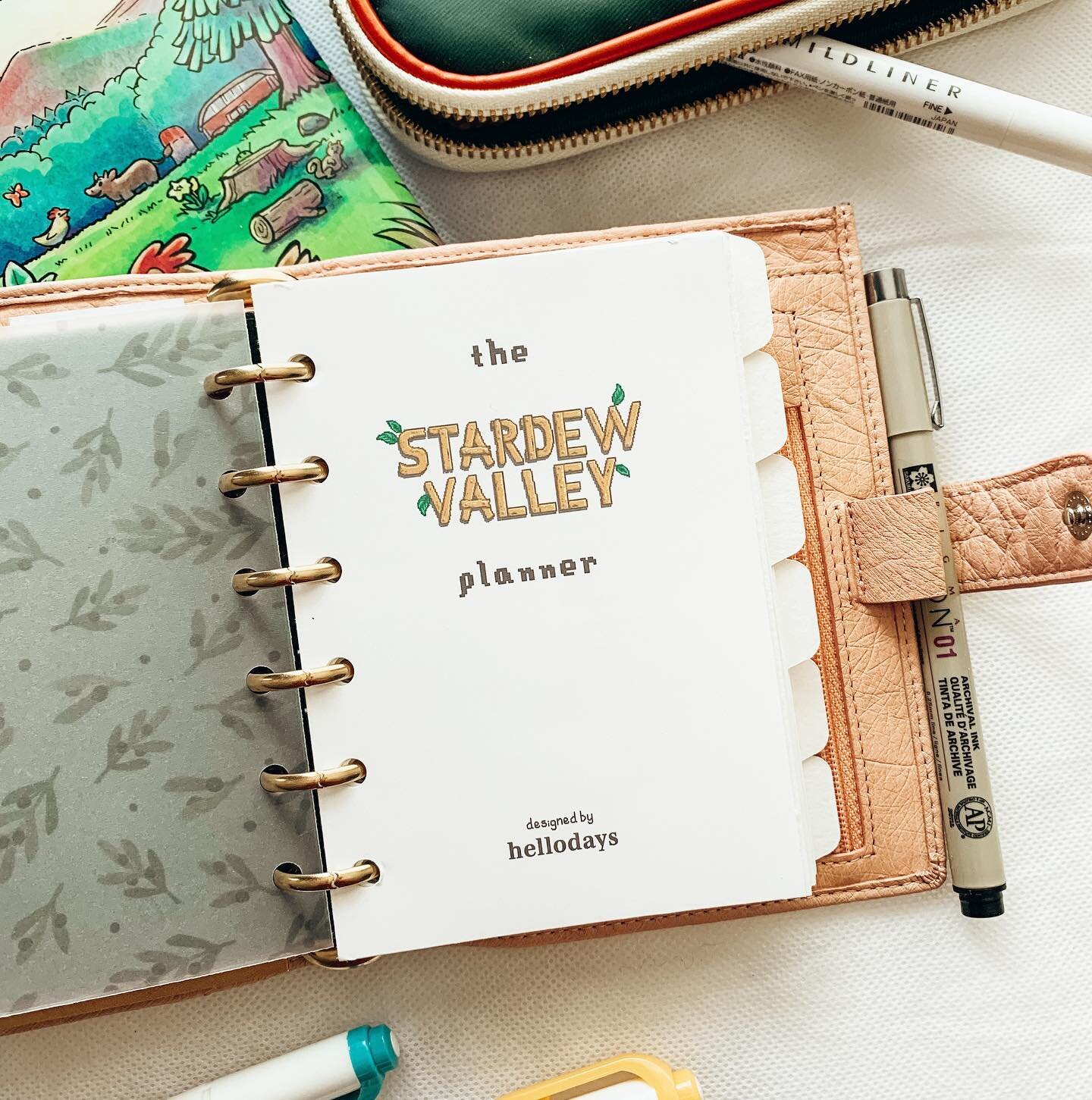 🎉 The Stardew Valley collection is now available in Pocket Plus + Letter size!

Grab it here 👉🏻 hellodays.com/stardew

🚨 IMPORTANT NOTE (before you print)! 🚨
I&rsquo;ve consolidated these inserts in such a way that each page has a front-sided ve