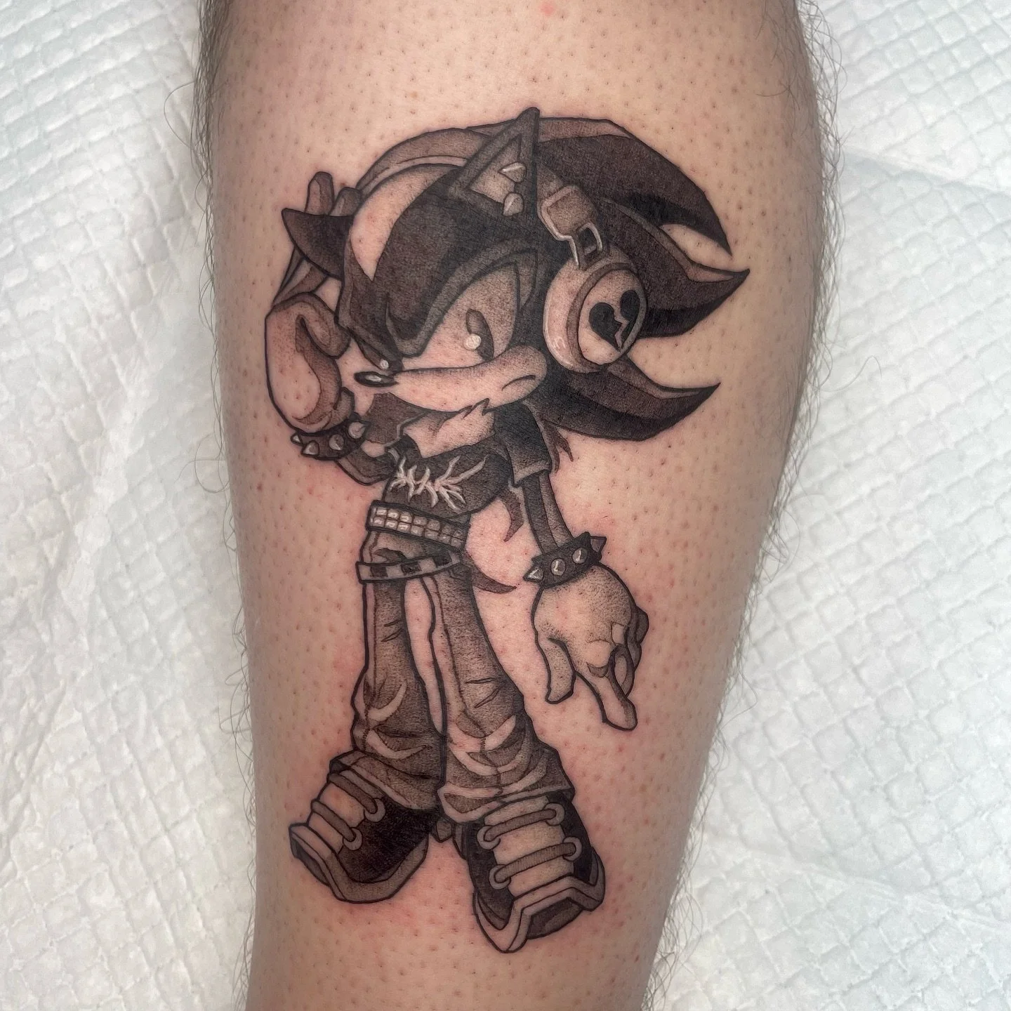 Believe that more of these are on the way 🙏 

#shadowthehedgehog #gamingtattoo #sonic #sonictattoo #emo #alternative #y2k #2000s #uniquetattoo #tattoodesign #tattooartist