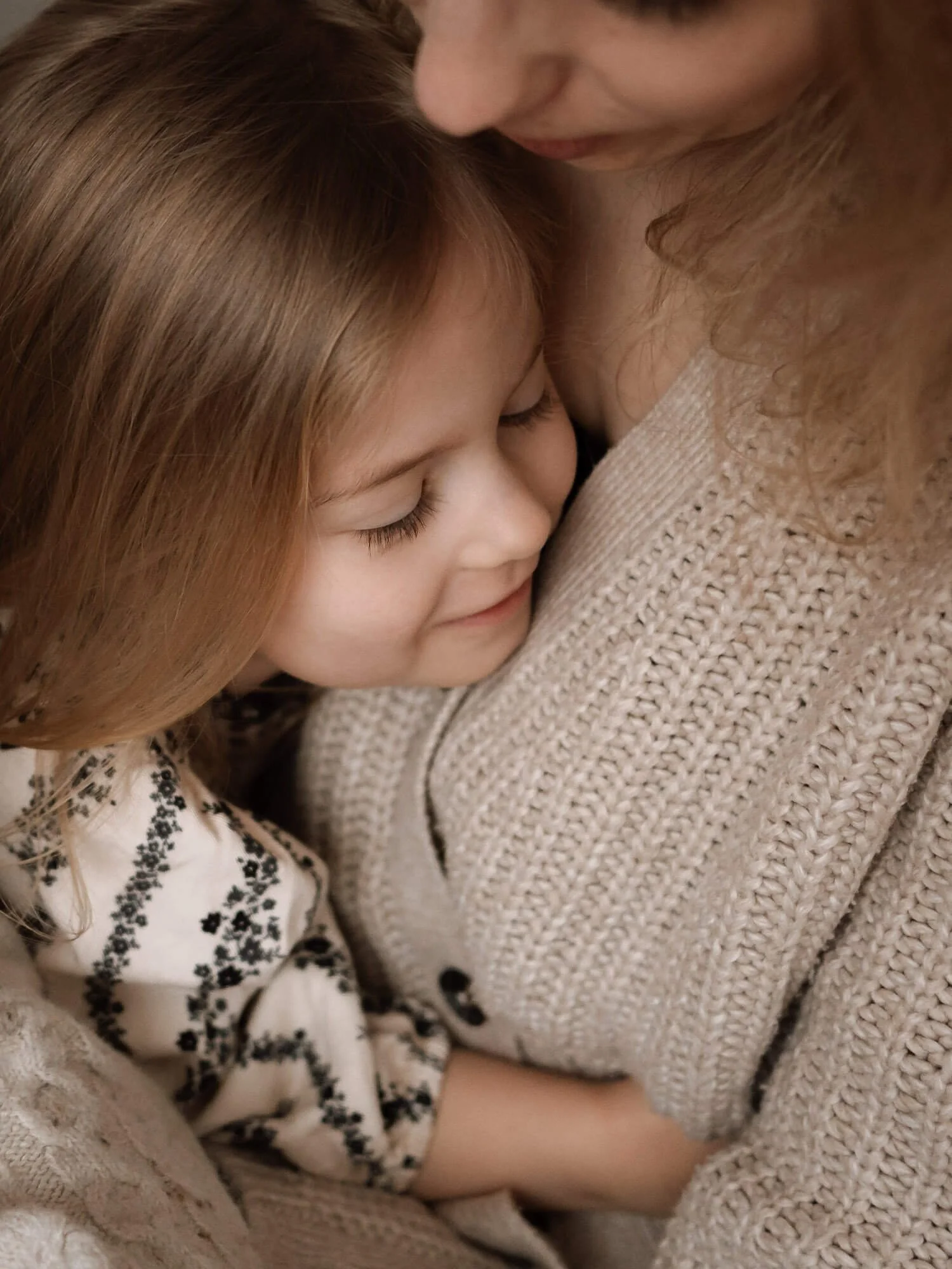 Kći u zagrljaju majke