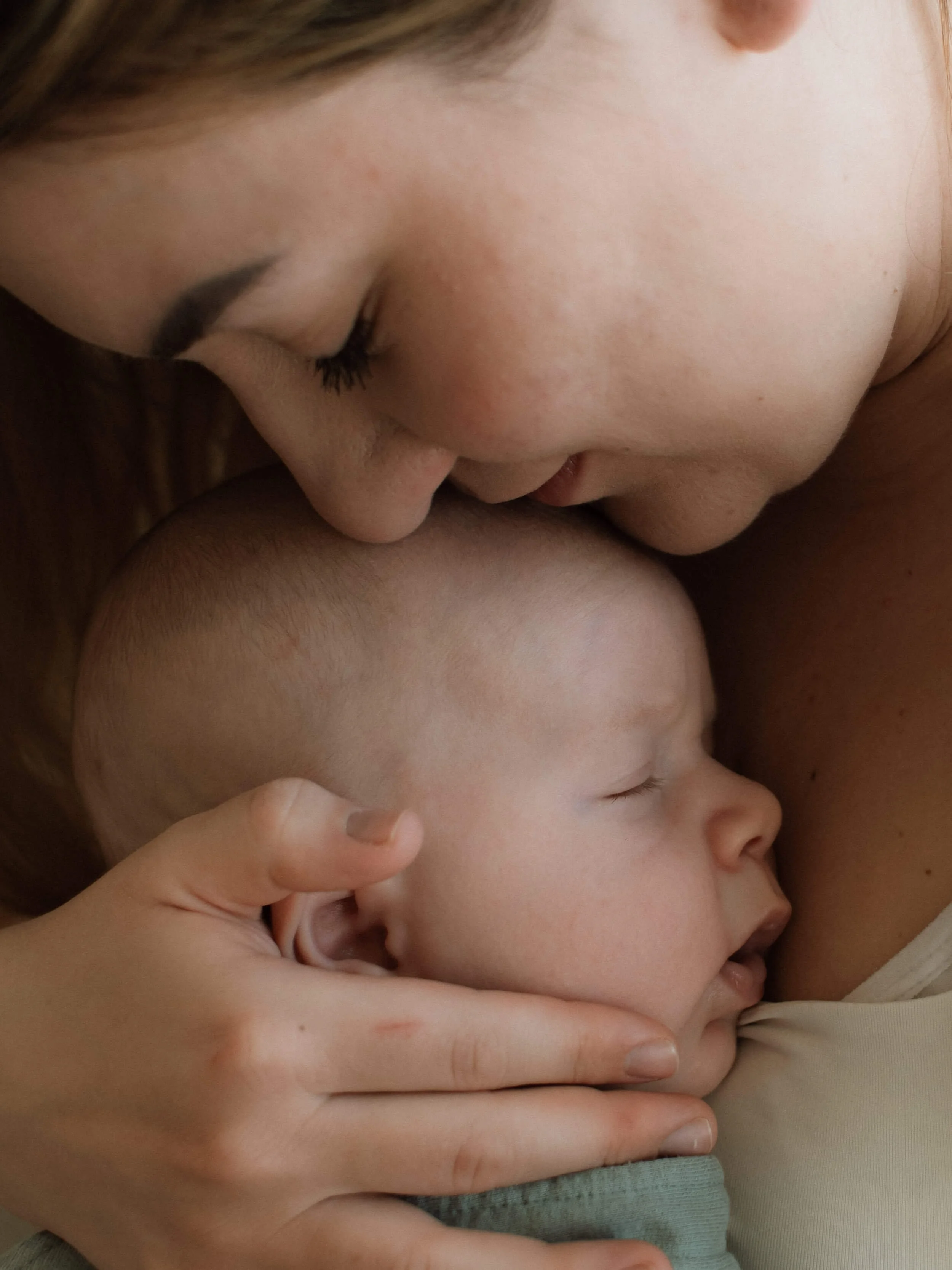 Portret majke i bebe tijekom profesionalnog fotografiranja u njihovom domu