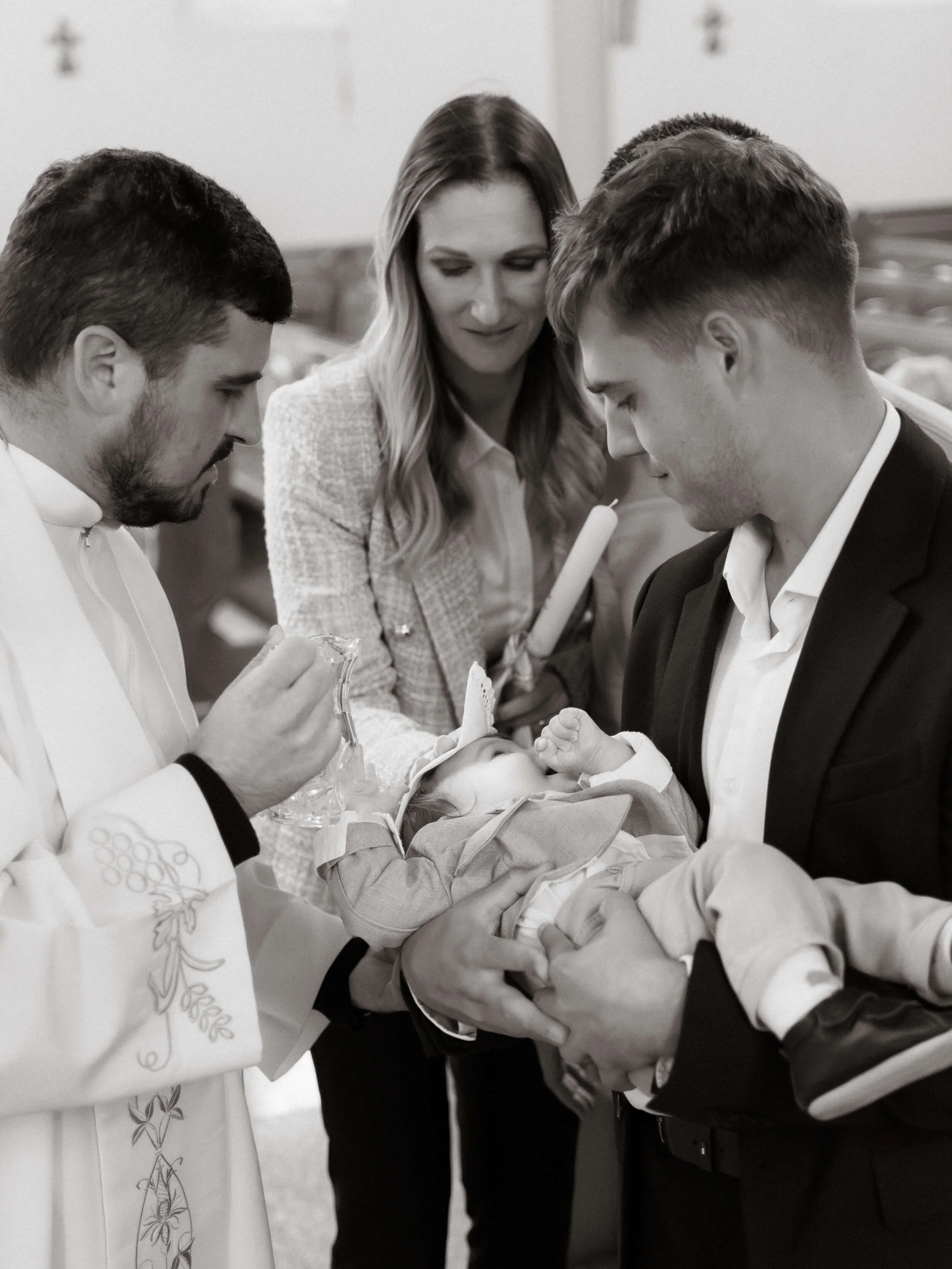 Beba se krsti u crkvi