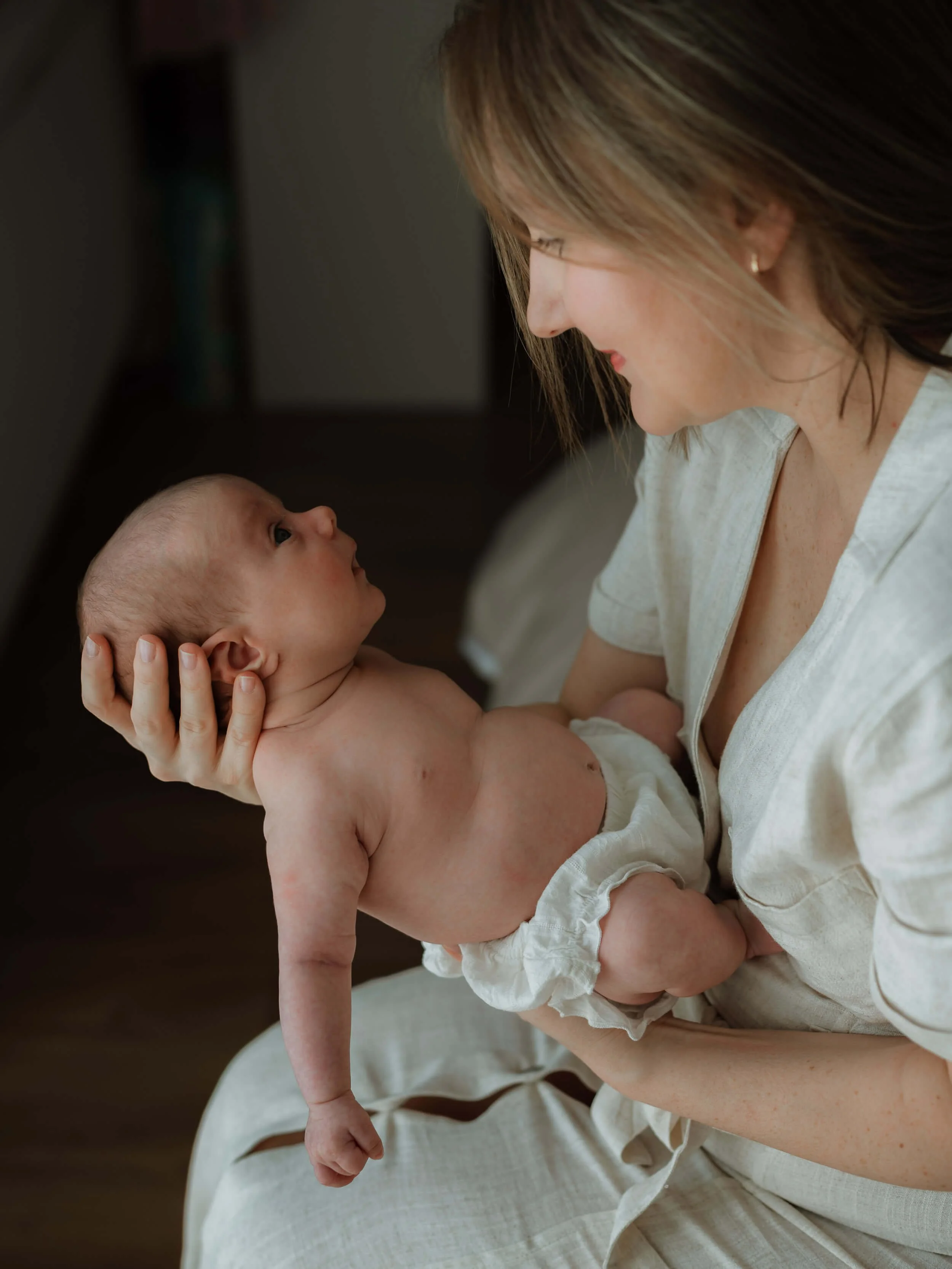 Beba i mama slikane bočno uz svijetlo sa prozora