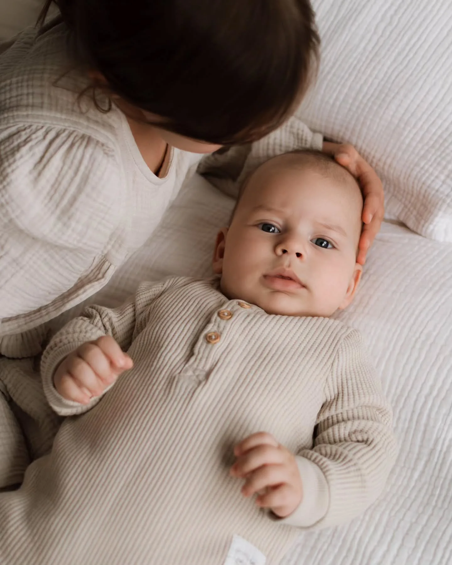Cozy zimsko iskustvo fotografiranja tamo gdje provodite najvi&scaron;e vremena zajedno 😍
Va&scaron;i domovi su puni topline i iskrene bliskosti, pogotovo u ovo hladnije doba godine, pa za&scaron;to se ne bi i slikali ba&scaron; tamo 😊

#obiteljskof