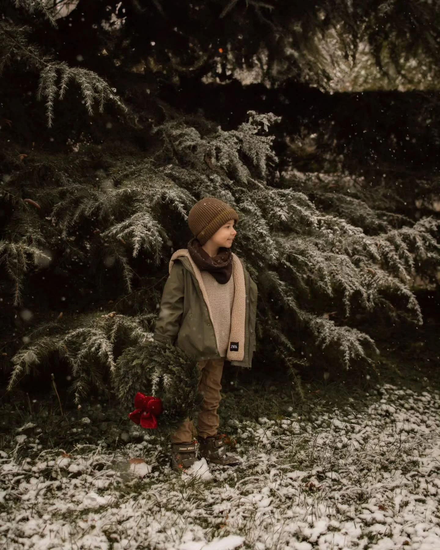 Kad sam vidjela da je napadalo malo snijega, otrčali smo van (brzo brzo! 😅) odmah nakon doručka.
Poigrali smo se i okinuli par slika, i onda trk doma pod toplu dekicu 😄

Nadam da ćemo ove godine napokon imati bijeli Božić da ugođaj bude potpun! 😍?