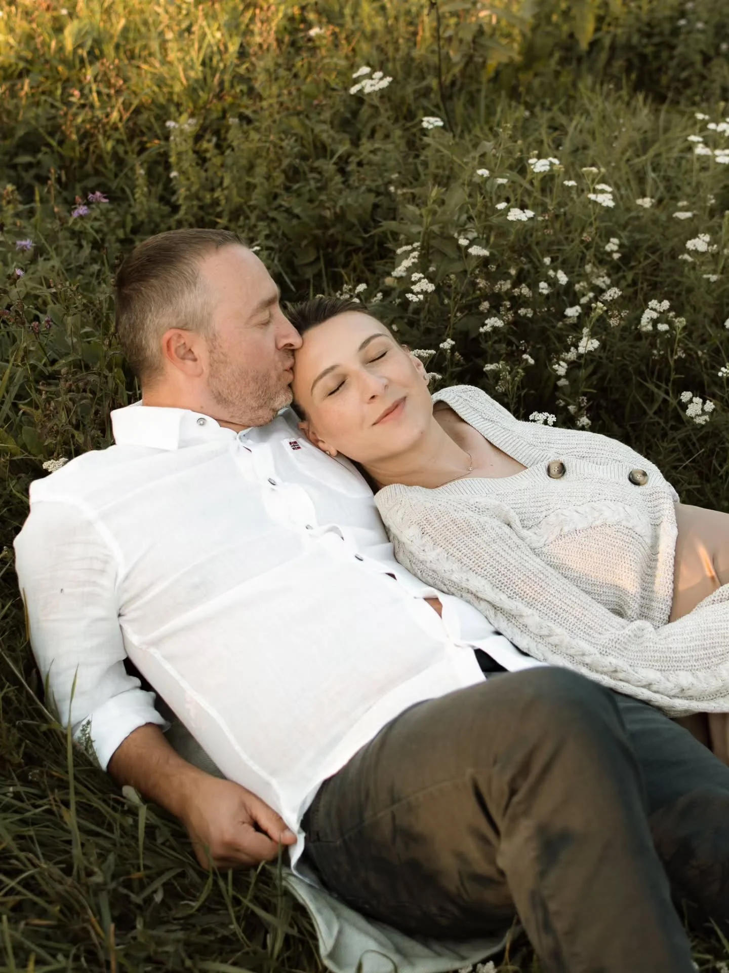 Idealno vrijeme za trudničko fotografiranje je između 28. i 34. tjedna trudnoće ❤️
Tada je trbuh već predivno izražen, a pokret jo&scaron; uvijek lagan i nježan.
Ako razmi&scaron;ljate o proljetnom fotografiranju, sada je pravo vrijeme za rezervaciju