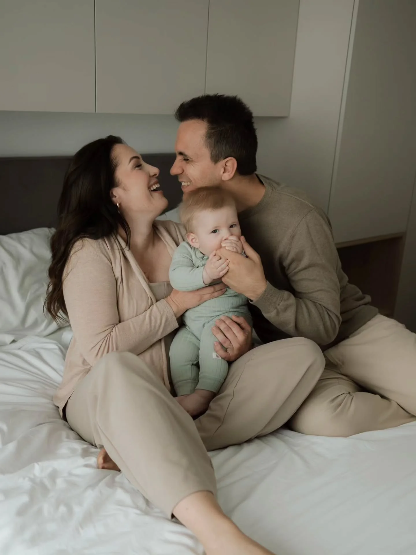 Kad radi&scaron; ono &scaron;to voli&scaron;, energija i inspiracija dolaze same, a jo&scaron; kad ima&scaron; priliku upoznati i slikati ovako dragu i simpatičnu obitelj, to je čisto blaženstvo ❤️
Predivni su izvana koliko i iznutra 🥹❤️

#obiteljsk