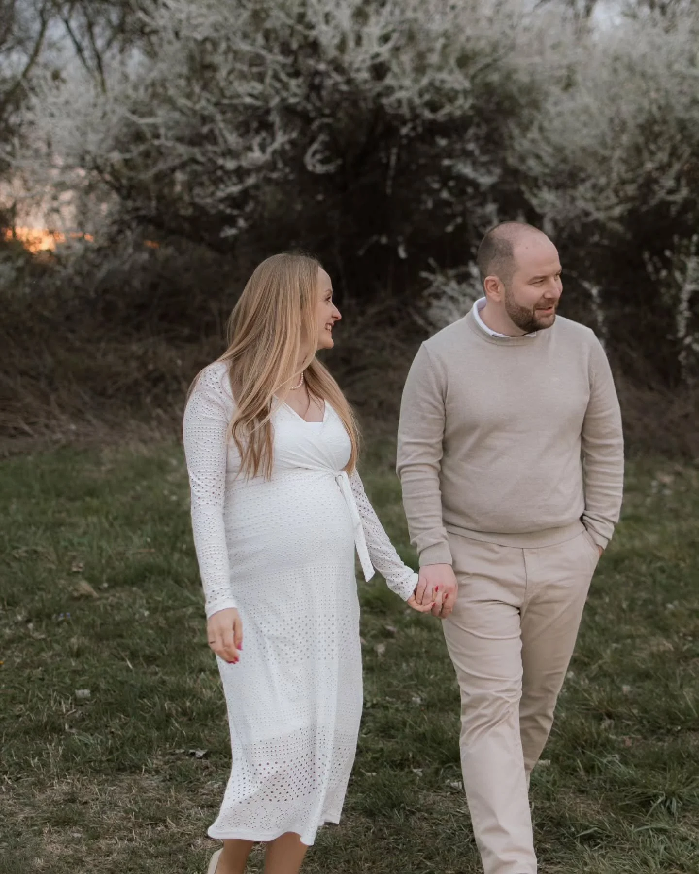 Jo&scaron; jedno fotkanje koje je pro&scaron;lo u opu&scaron;tenoj i veseloj atmosferi, proljetno trudničko slikanje na jezeru Ore&scaron;je ☺️

Beautiful T&uuml;nde 😍❤️

Trenutno primam rezervacije za travanj i svibanj.

#trudničkofotografiranje #j