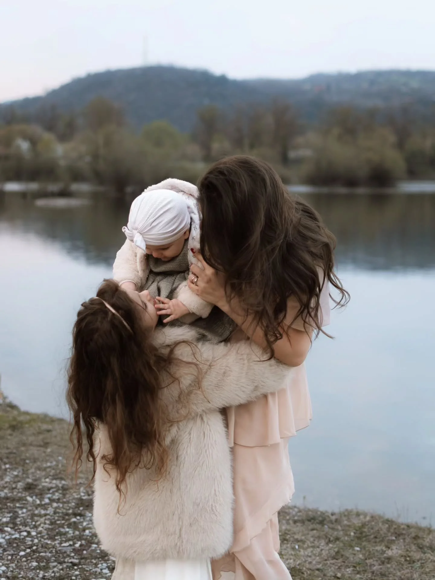 Ne morate znati pozirati, dovoljno je da samo budete zajedno, sat-dva bez ekrana i ostalih distrakcija.

Najljep&scaron;e fotografije ne nastaju iz savr&scaron;enih uvjeta, nego iz stvarnih trenutaka. Zagrljaji, pogledi, sitnice koje možda sad djeluj