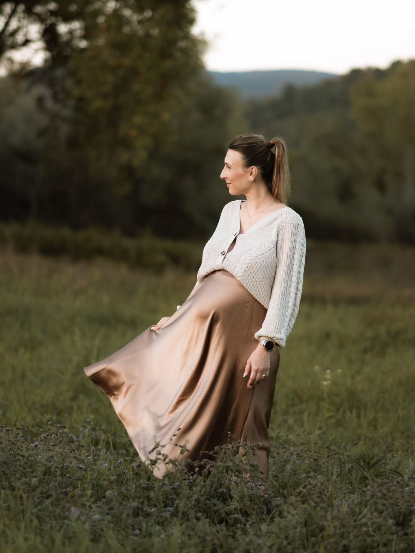 Kada je najbolje vrijeme za trudničko fotografiranje?
Najče&scaron;će između 28. i 34. tjedna. Tada je trbuh već lijepo vidljiv, a jo&scaron; se možete kretati bez previ&scaron;e napora.
Ali iskreno, najvažnije je da se vi osjećate dobro.

Fotografir