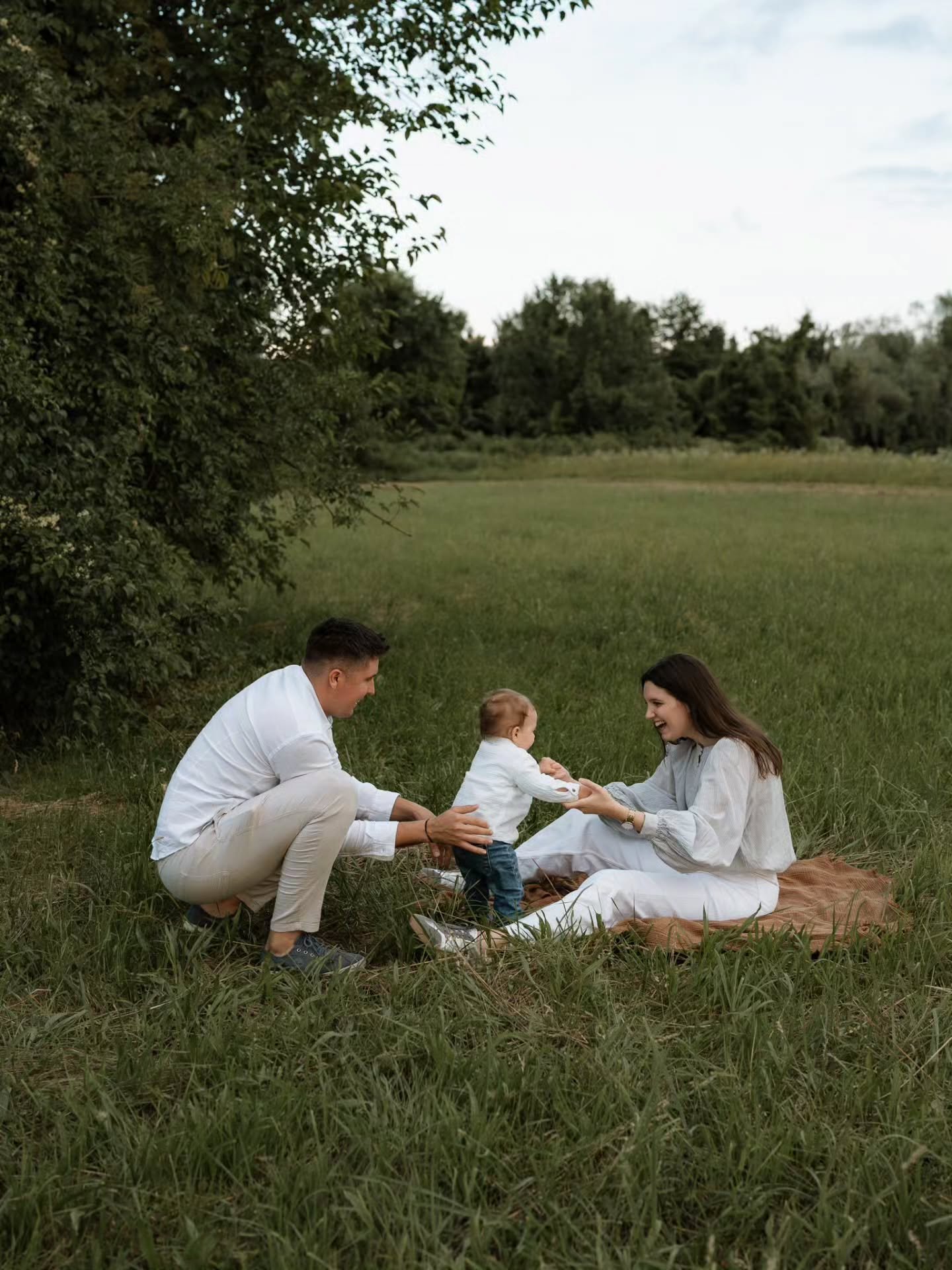 Ovo troje veseljaka će uskoro dočekati svoj četvrtog člana 🥰

#obiteljskeuspomene #obiteljskoslikanje #jezeroore&scaron;je