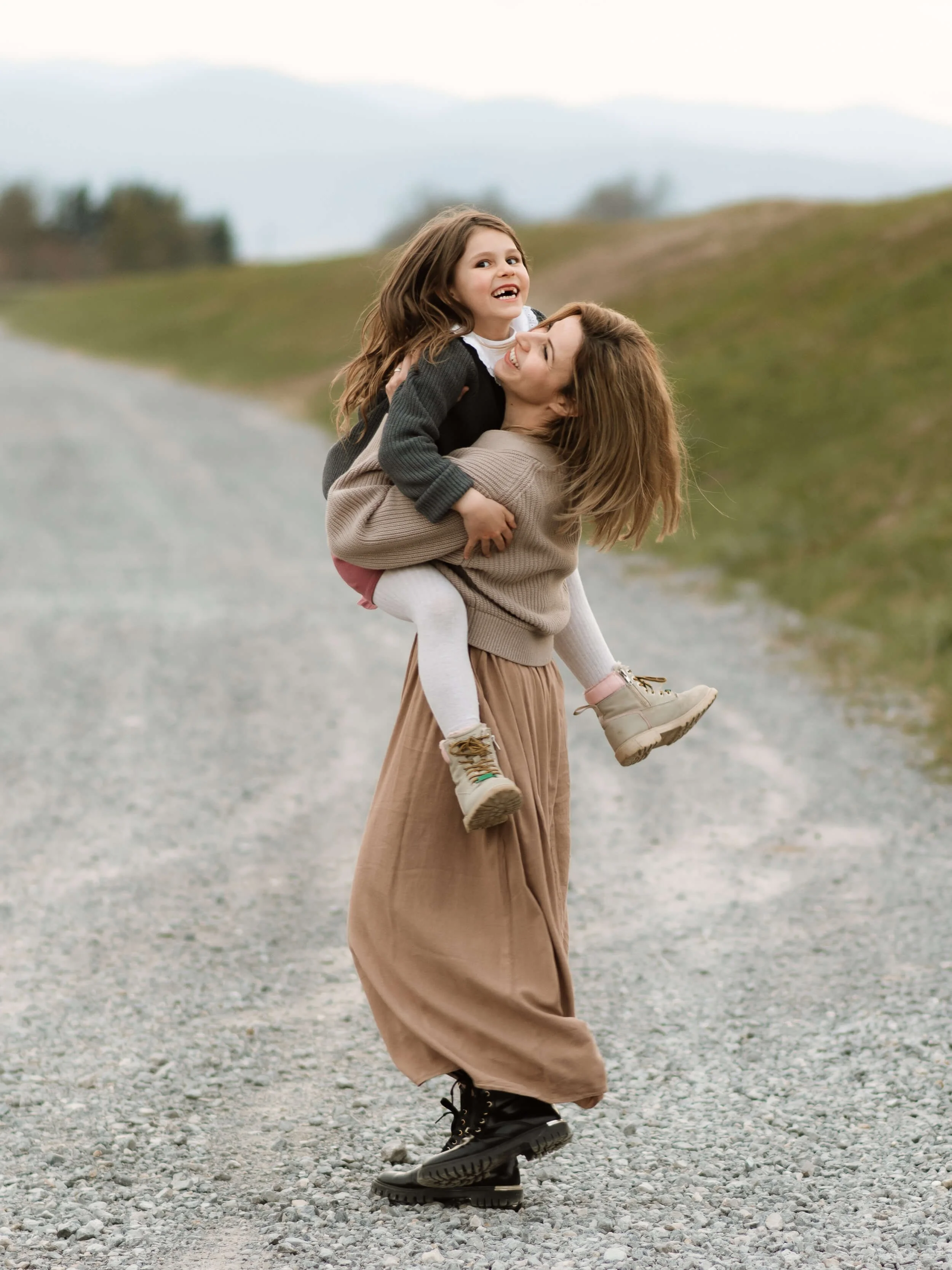 Mama i kći se igraju u prirodi