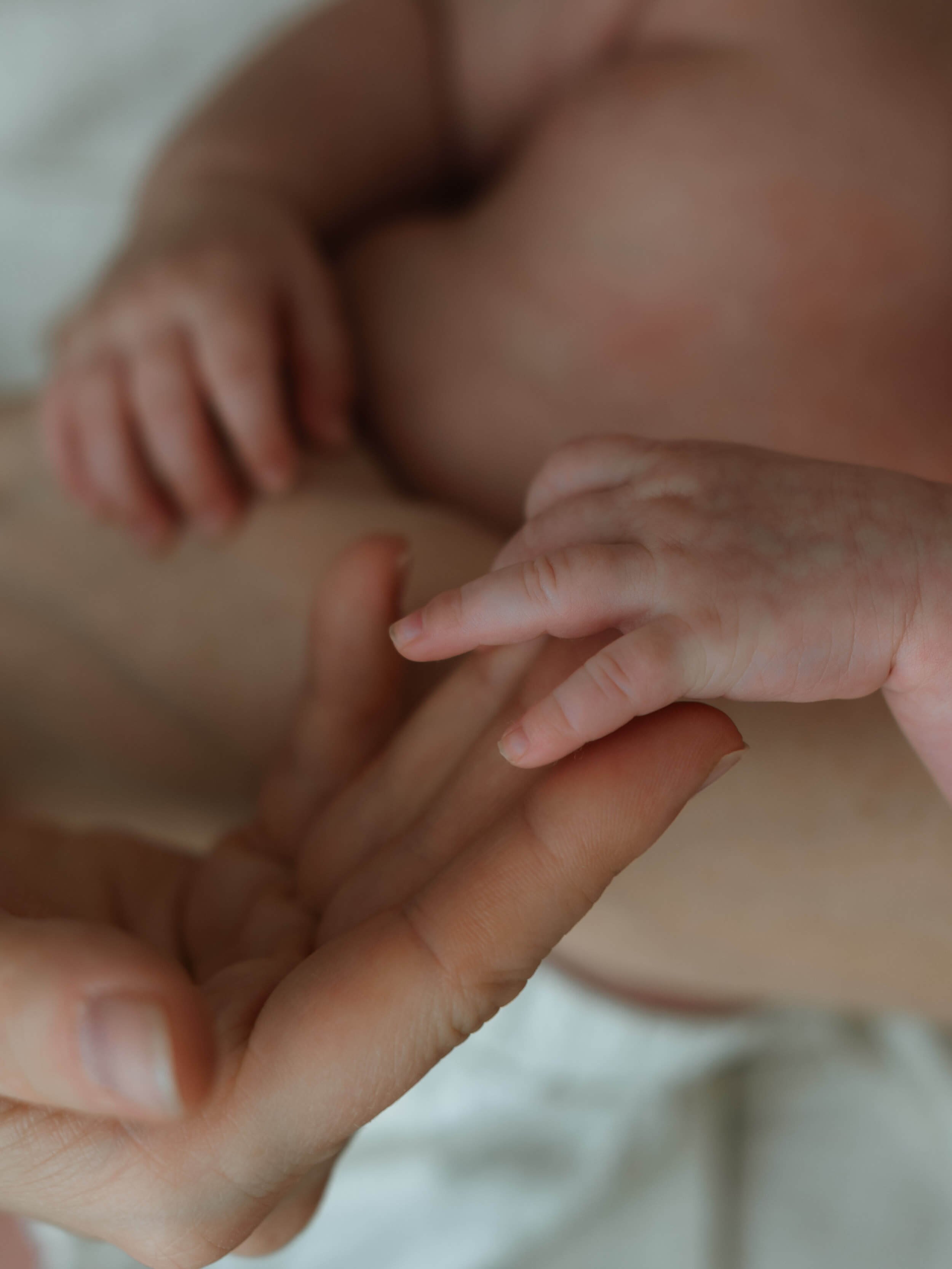 Mamini prsti i prstići bebe