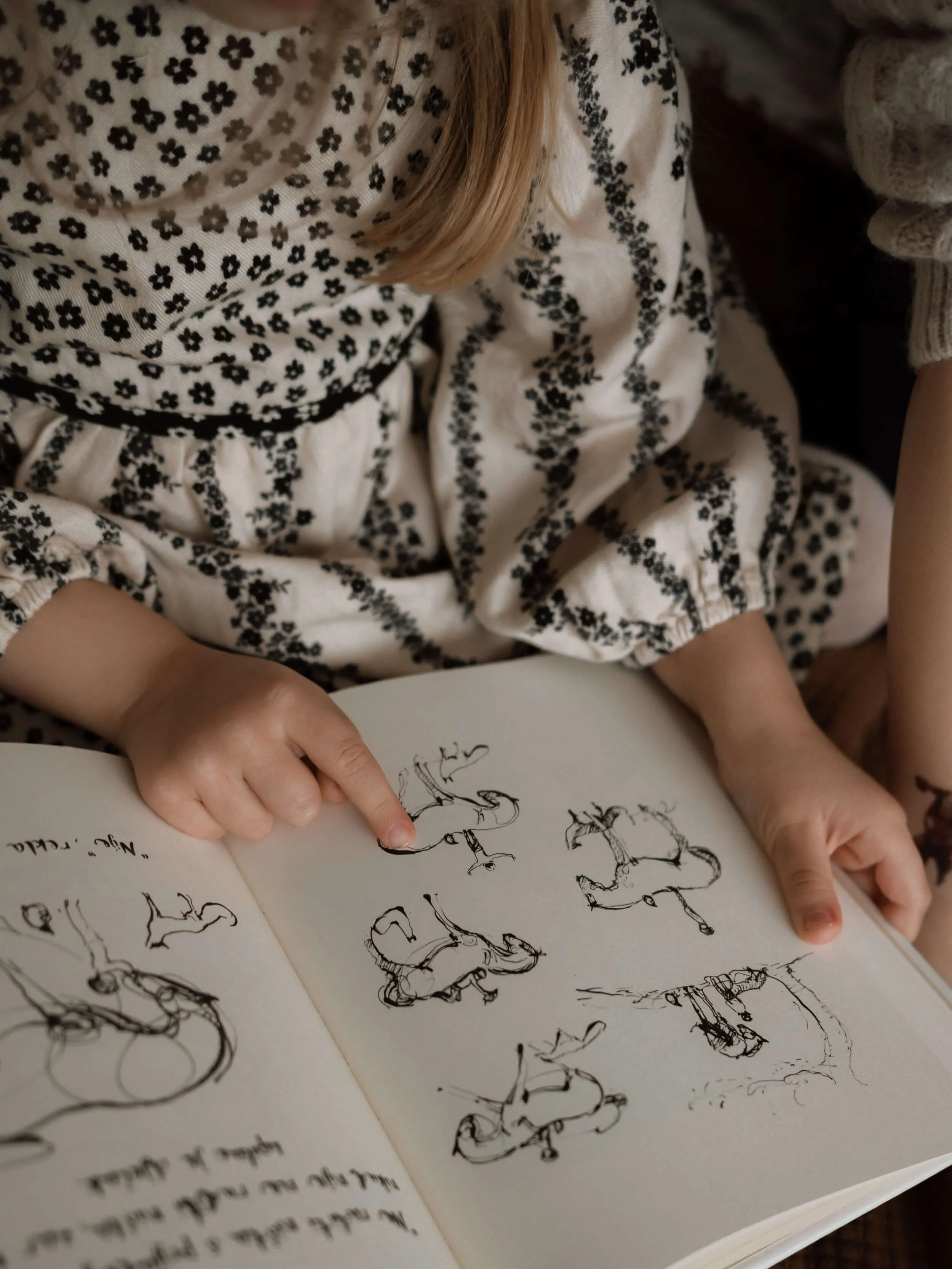 Djevojčica čita knjigu