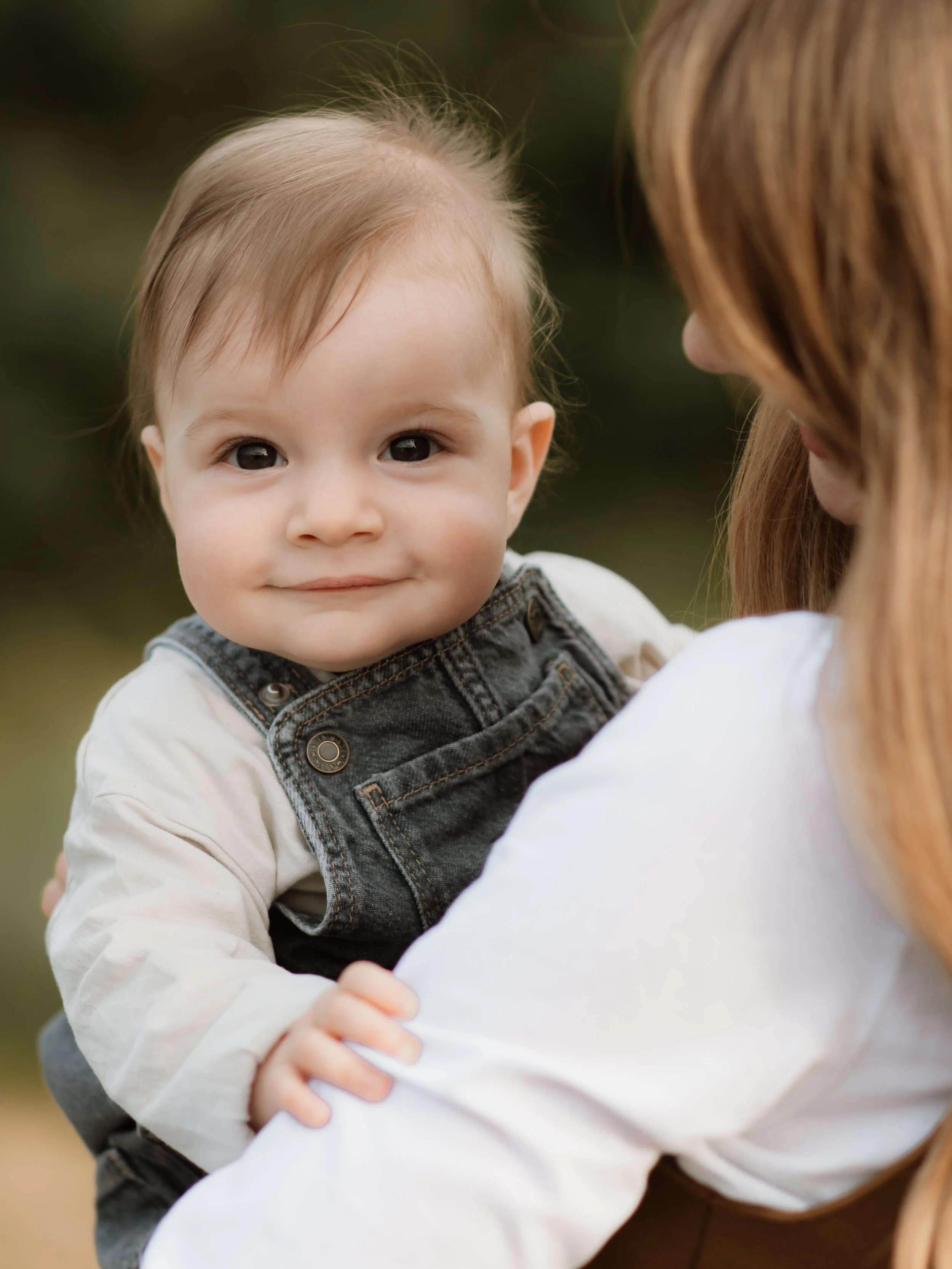 Nasmijani dječak gleda u kameru