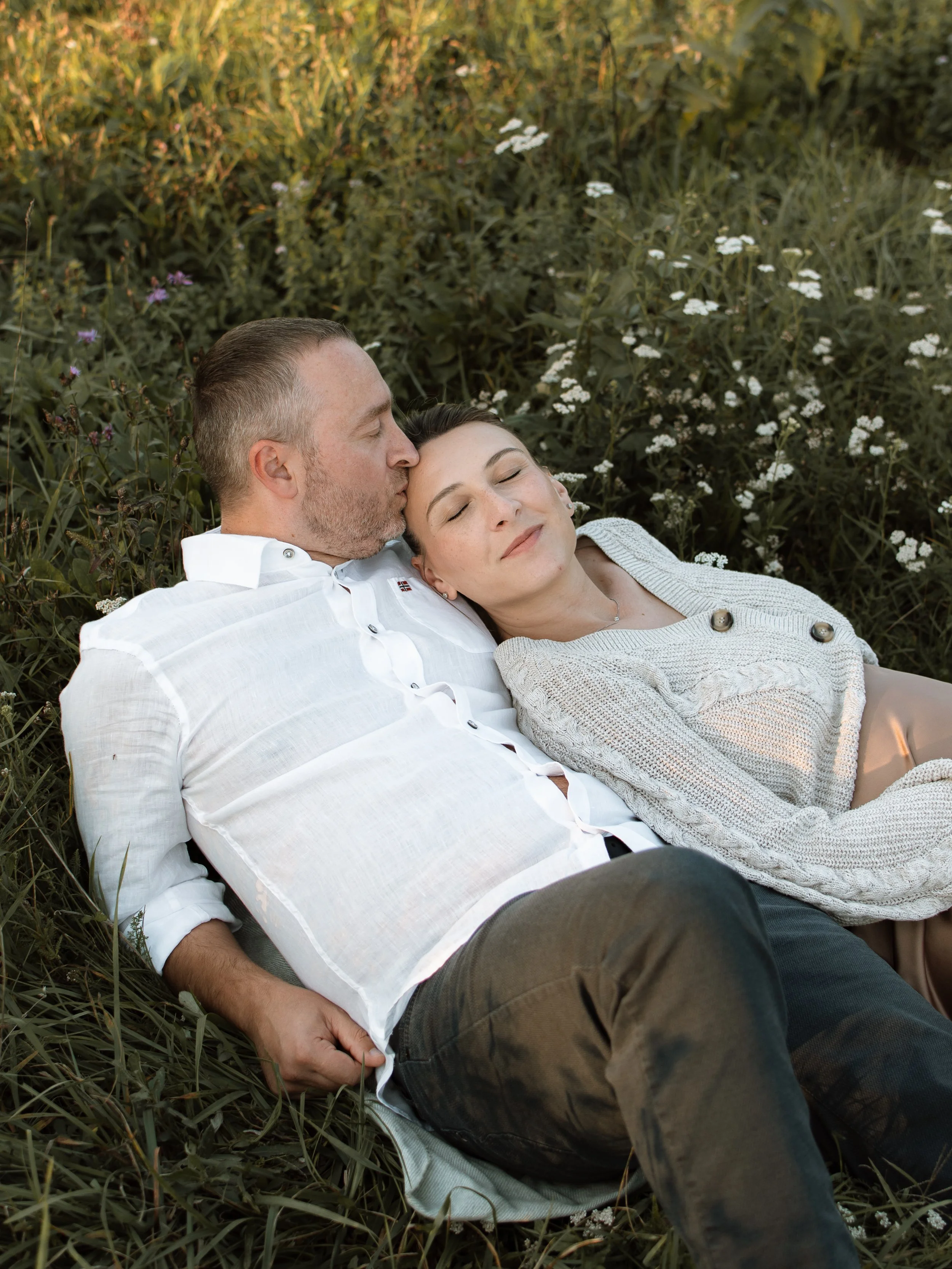 Trudnica i partner leže u travi