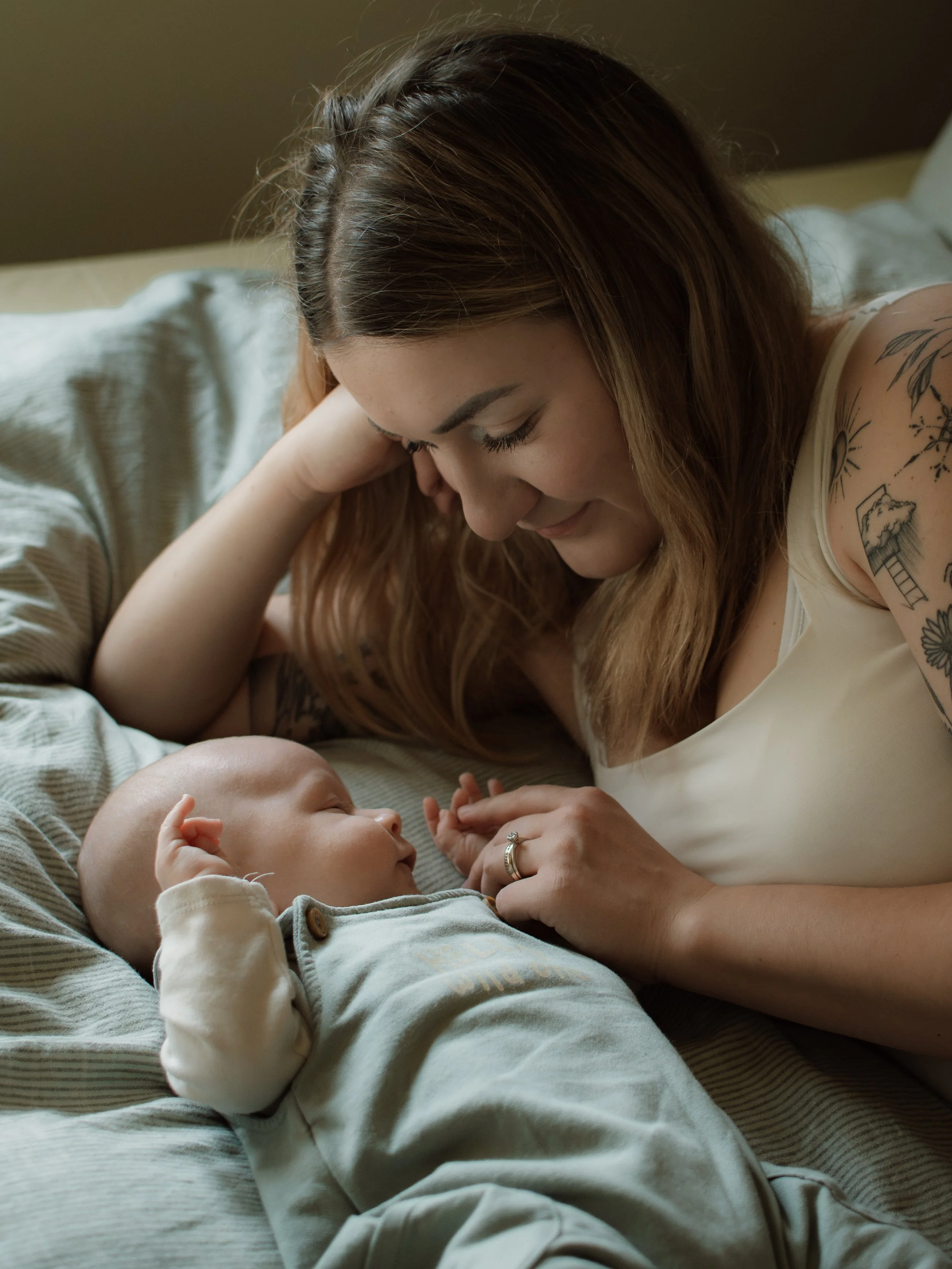 Mama i beba na krevetu