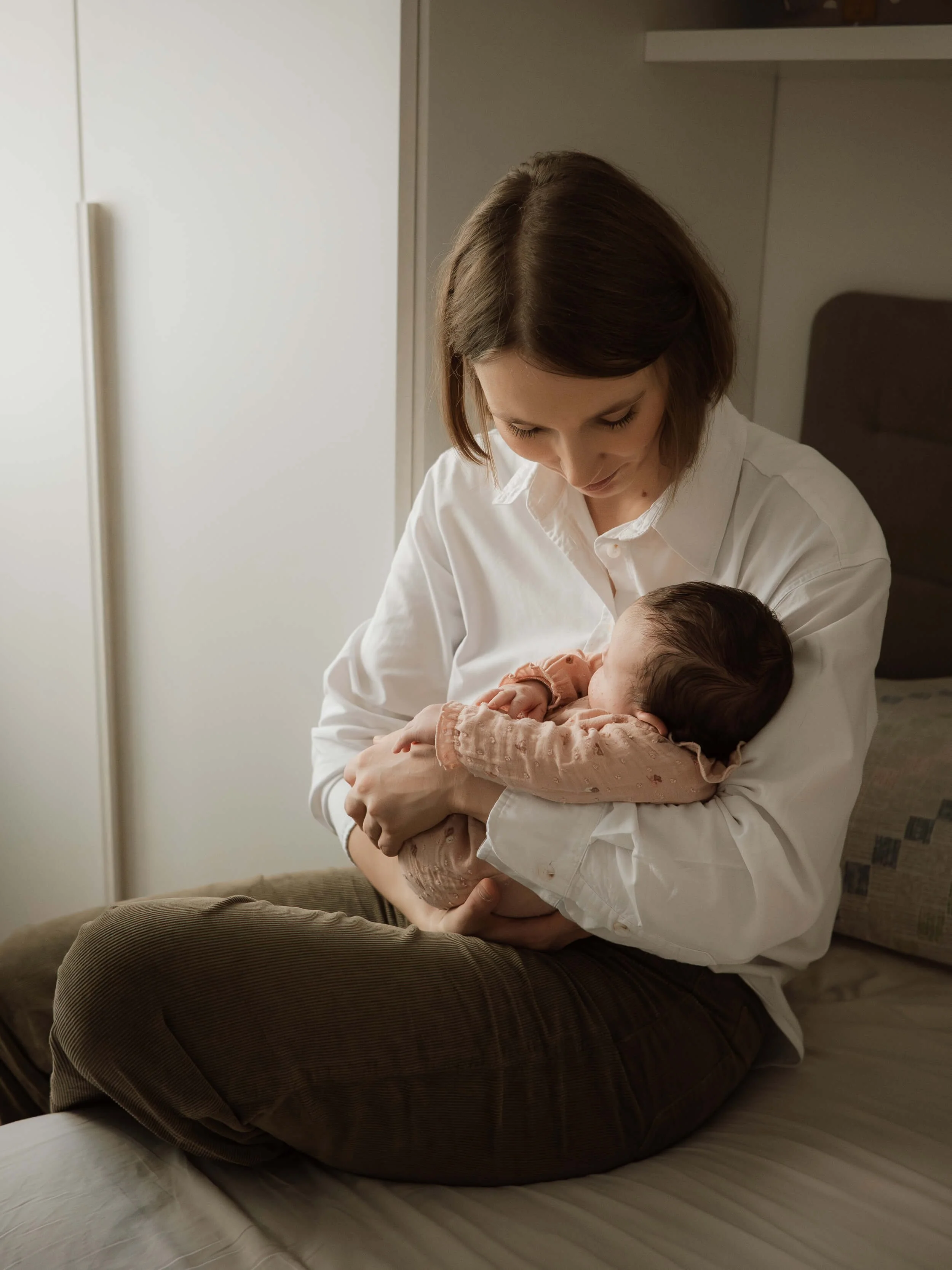 Mama i beba na krevetu u svom domu