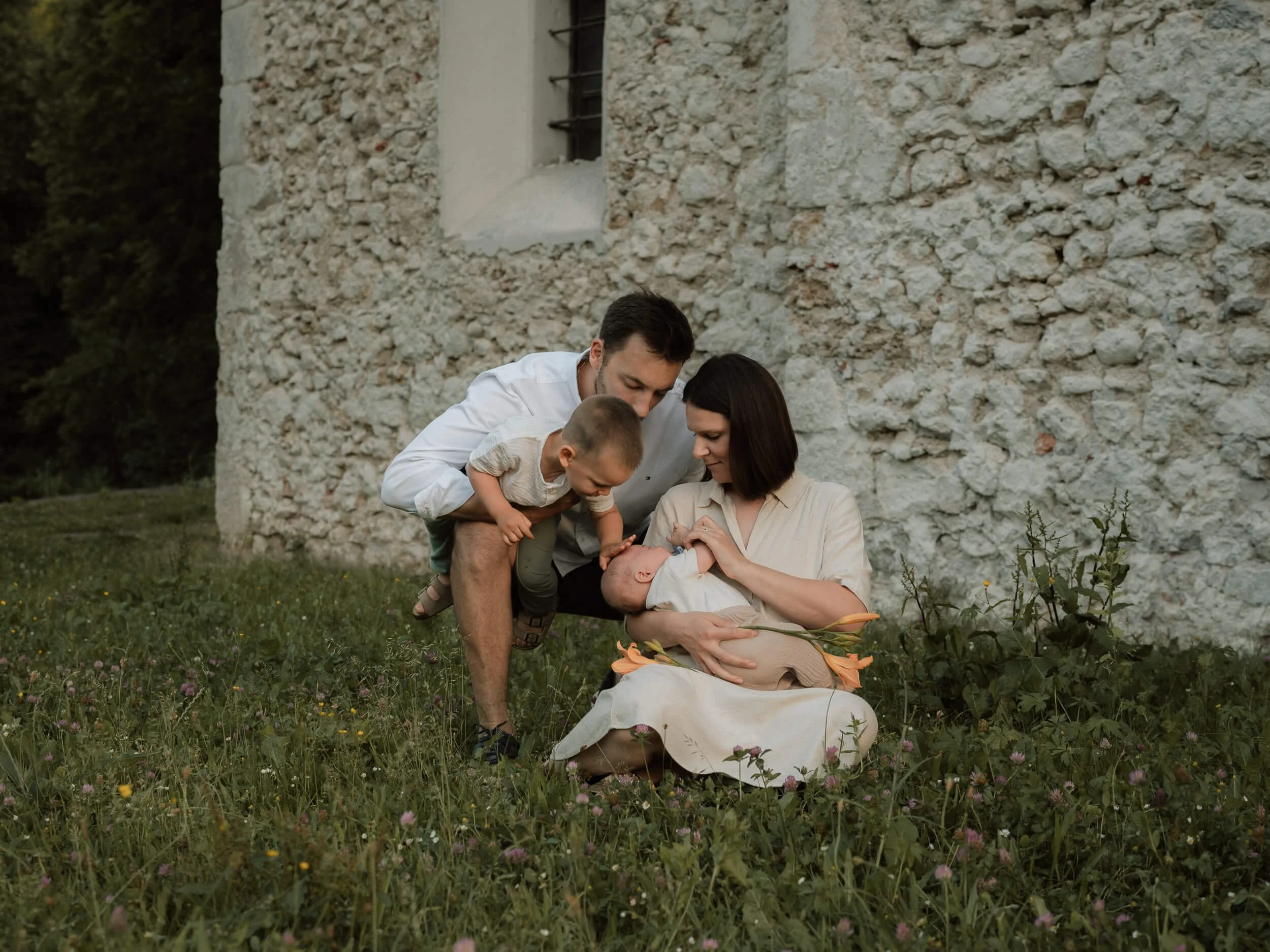 Četveročlana obitelj tijekom obiteljskog fotografiranja u Samoboru