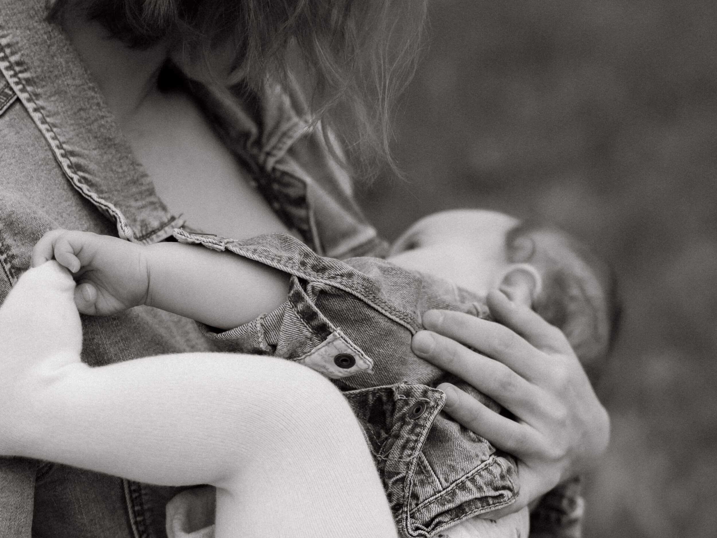Crno-bijela fotografija bebe kako doji