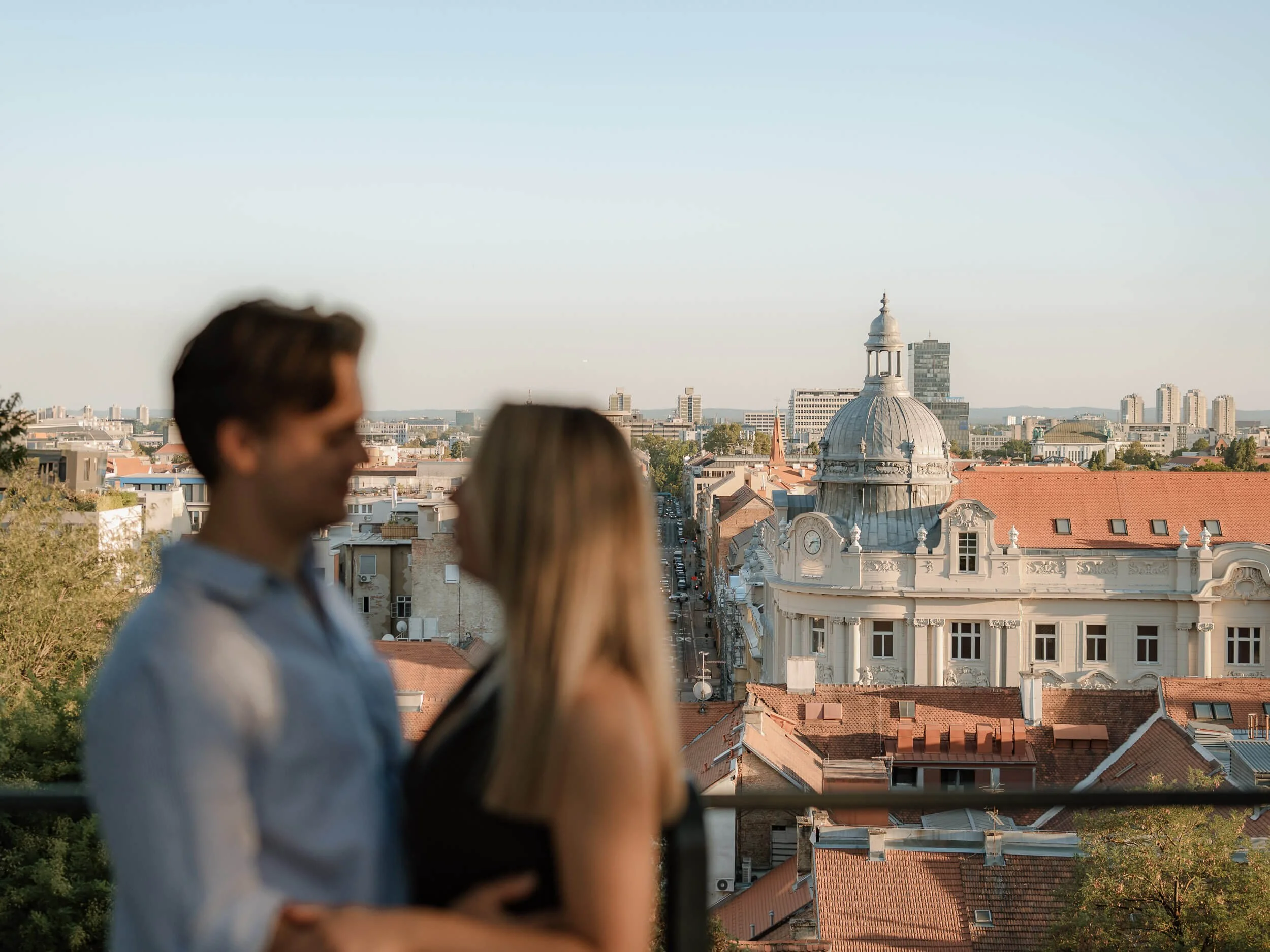 Ljubavni par na Gornjem gradu u Zagrebu, pogled sa Gornjeg grada