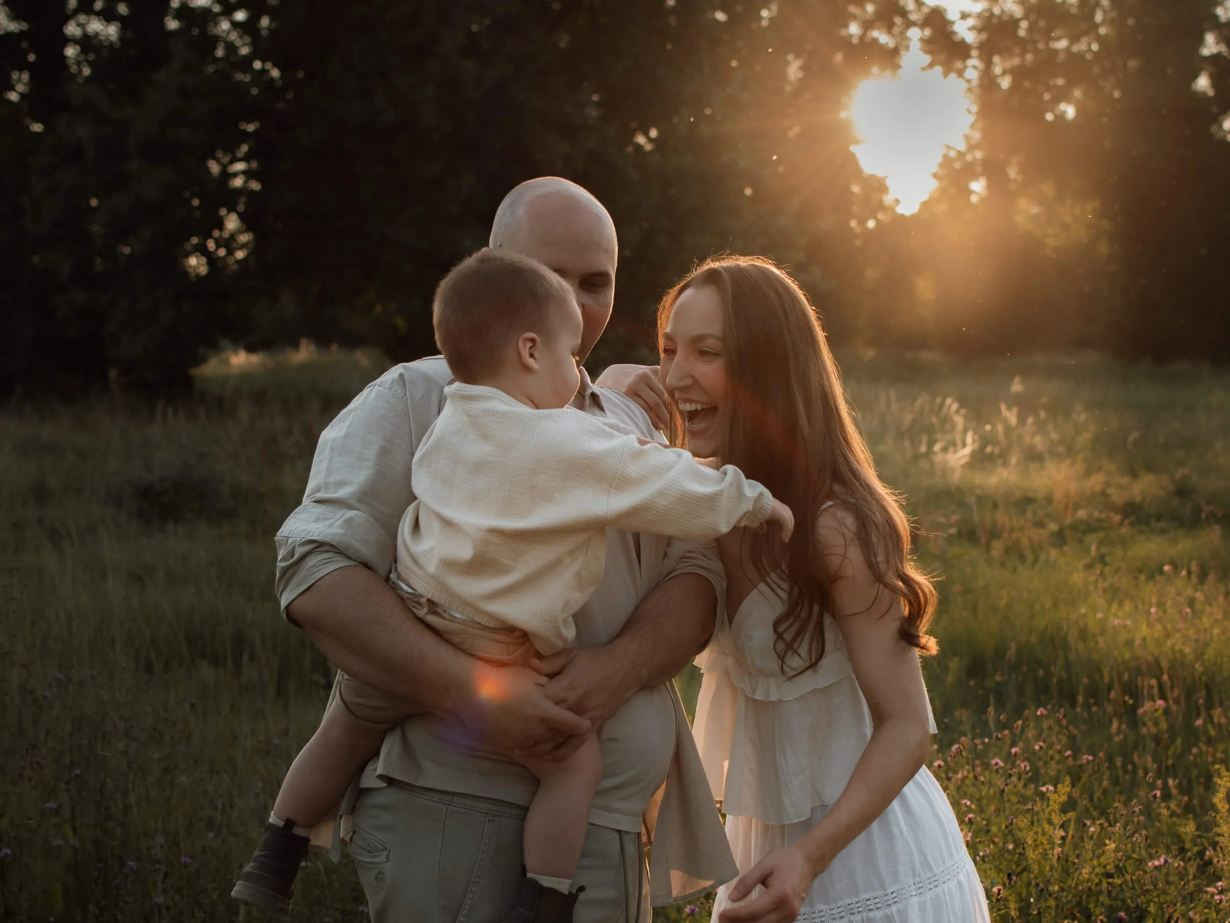 Obiteljsko slikanje na jezero Orešje, nasmijana obitelj u zalazak sunca