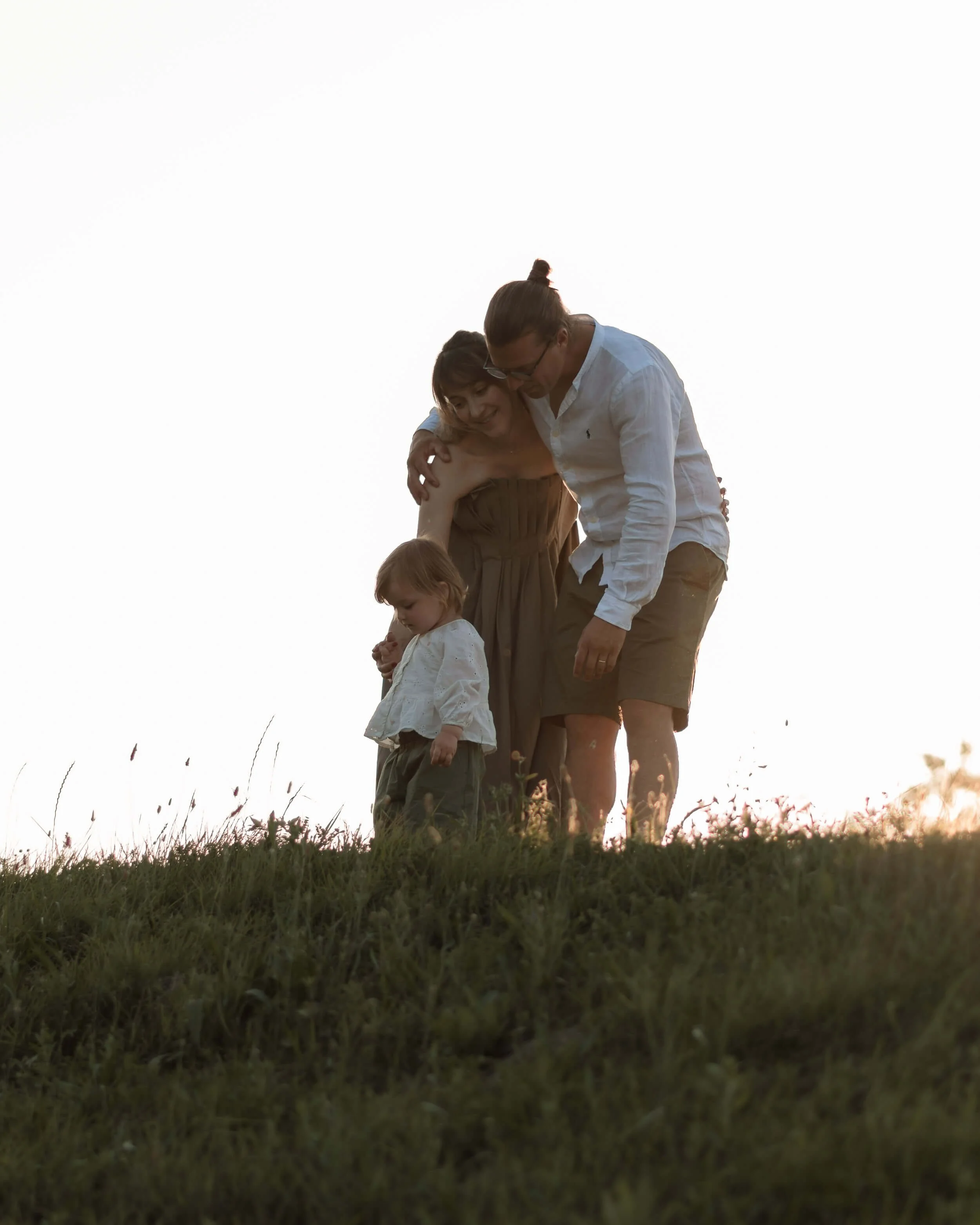 Obitelj u prirodi u zalazak sunca