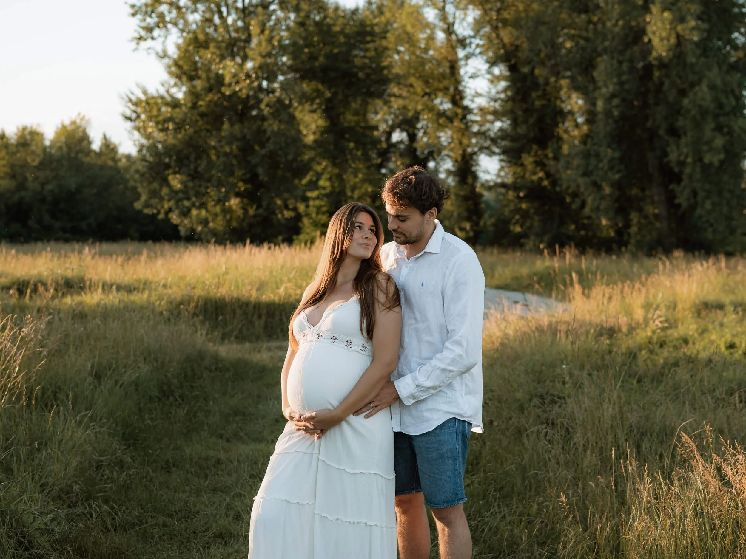Trudna žena sa suprugom u prirodi kod jezera Orešje