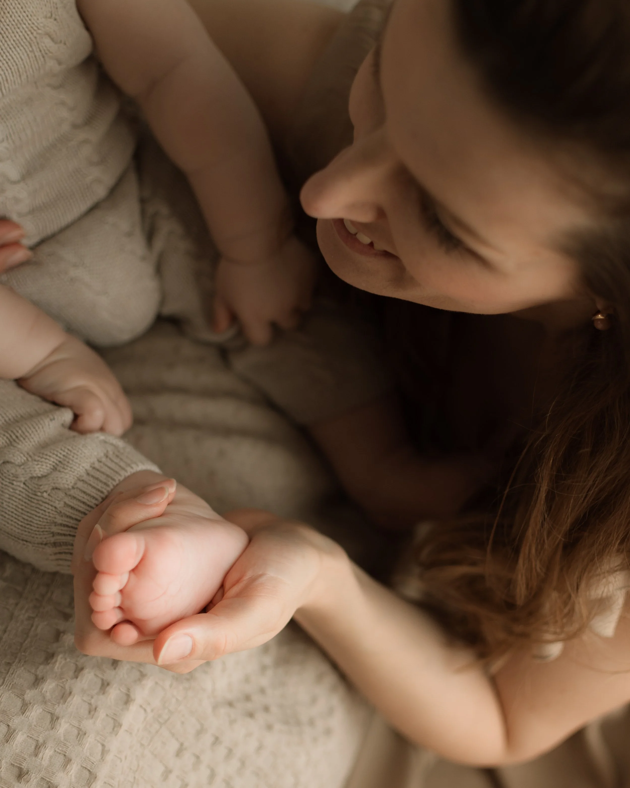 Mama drži bebinu nogicu