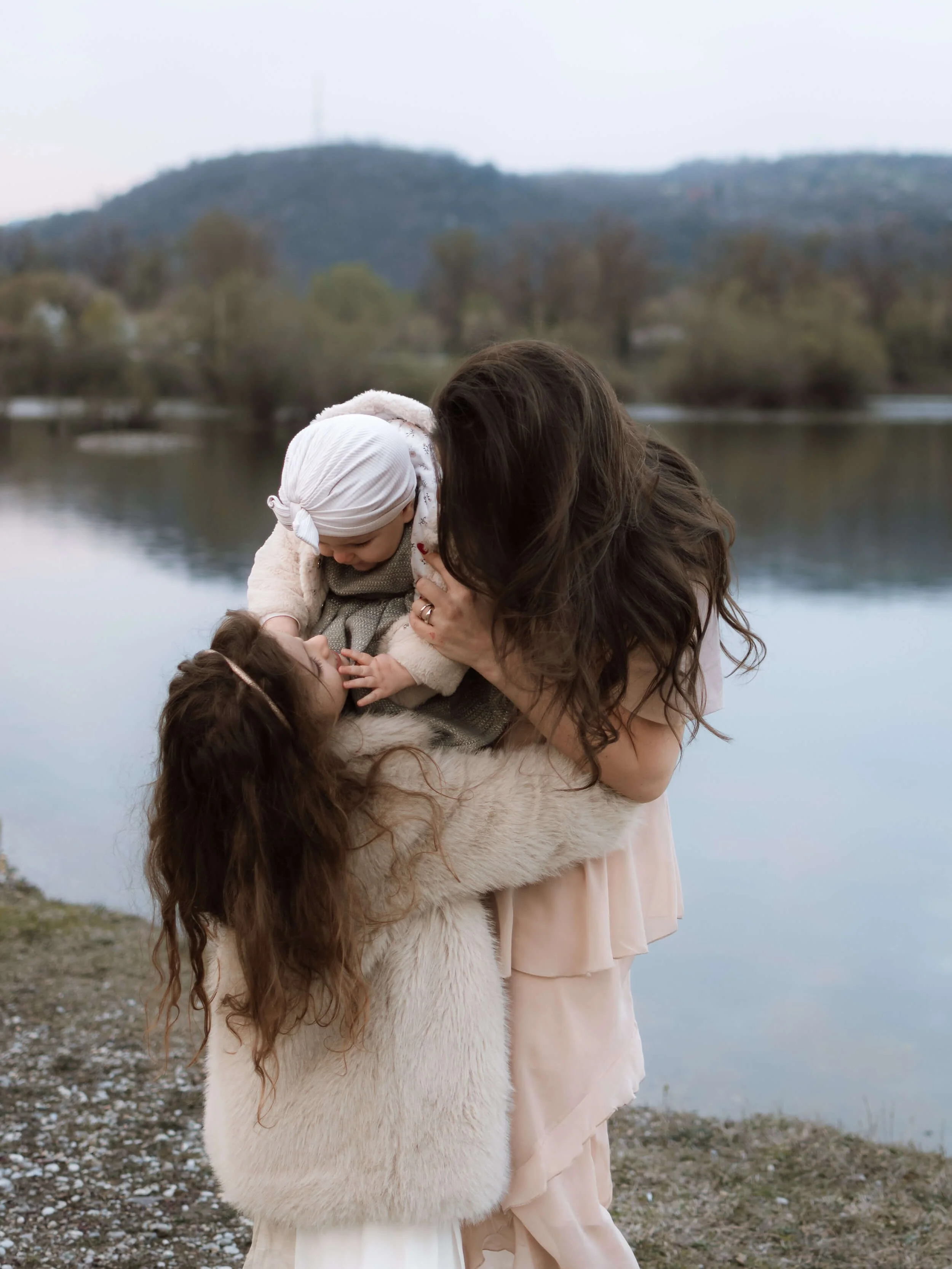 Mama i djeca u zagrljaju kraj jezera Orešje