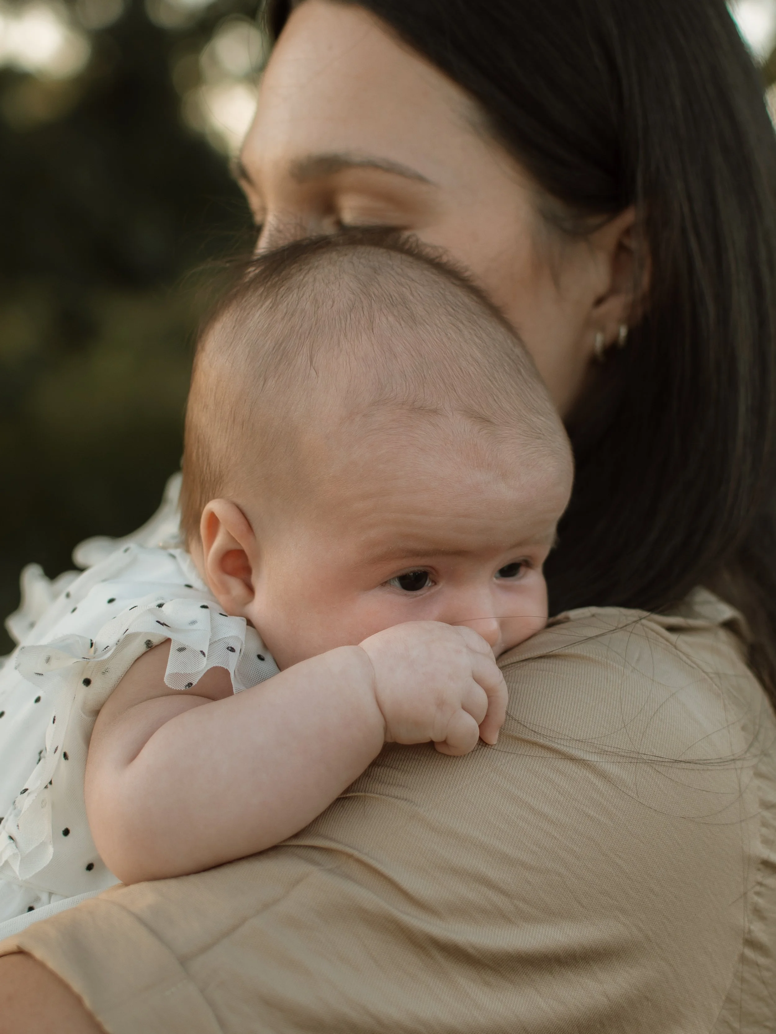 Beba na maminom ramenu u prirodi