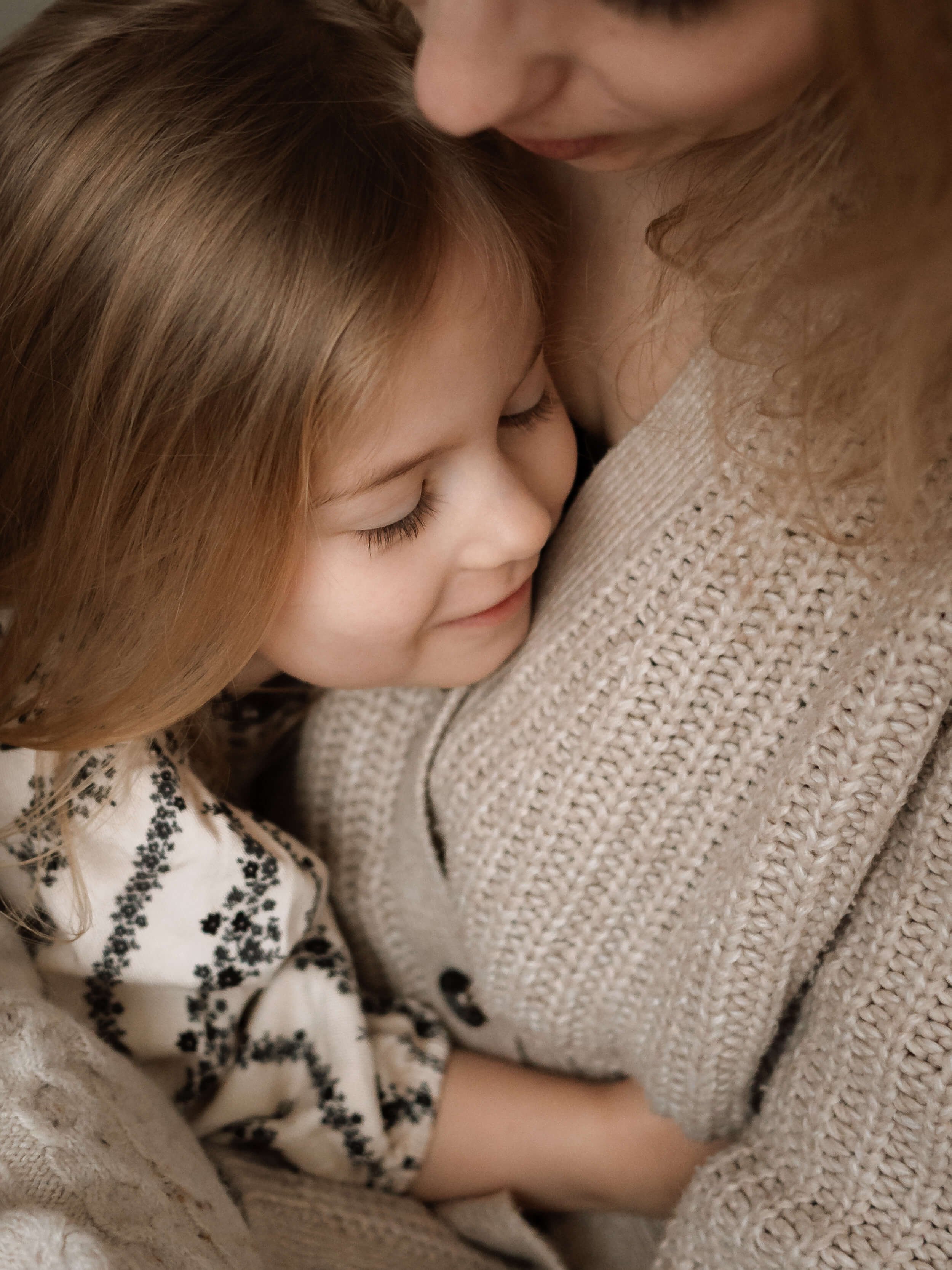 Djevojčica grli mamu