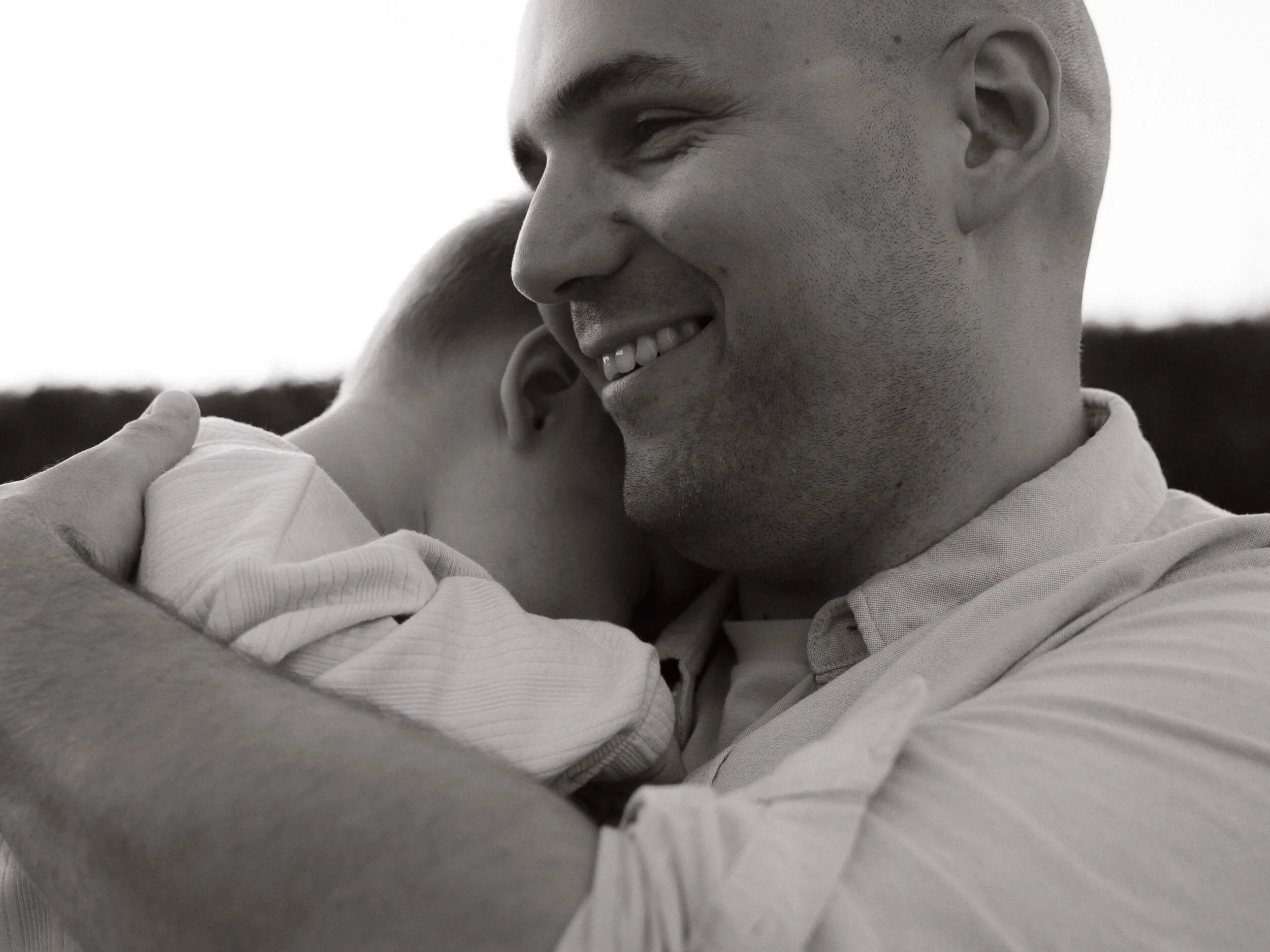 Crno-bijela fotografija oca i sina na jezeru Orešje