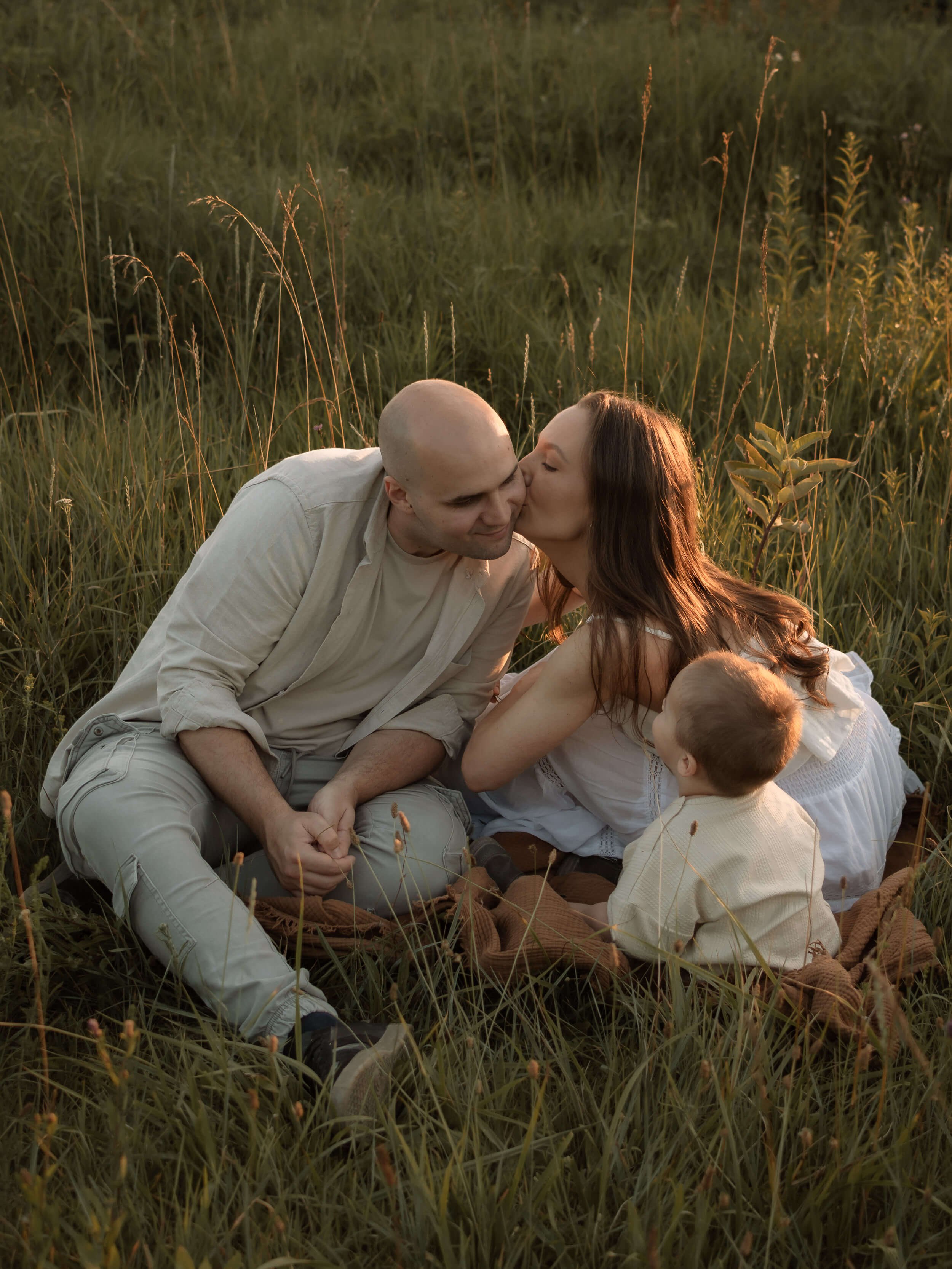 Obitelj u travi, mama ljubi tatu