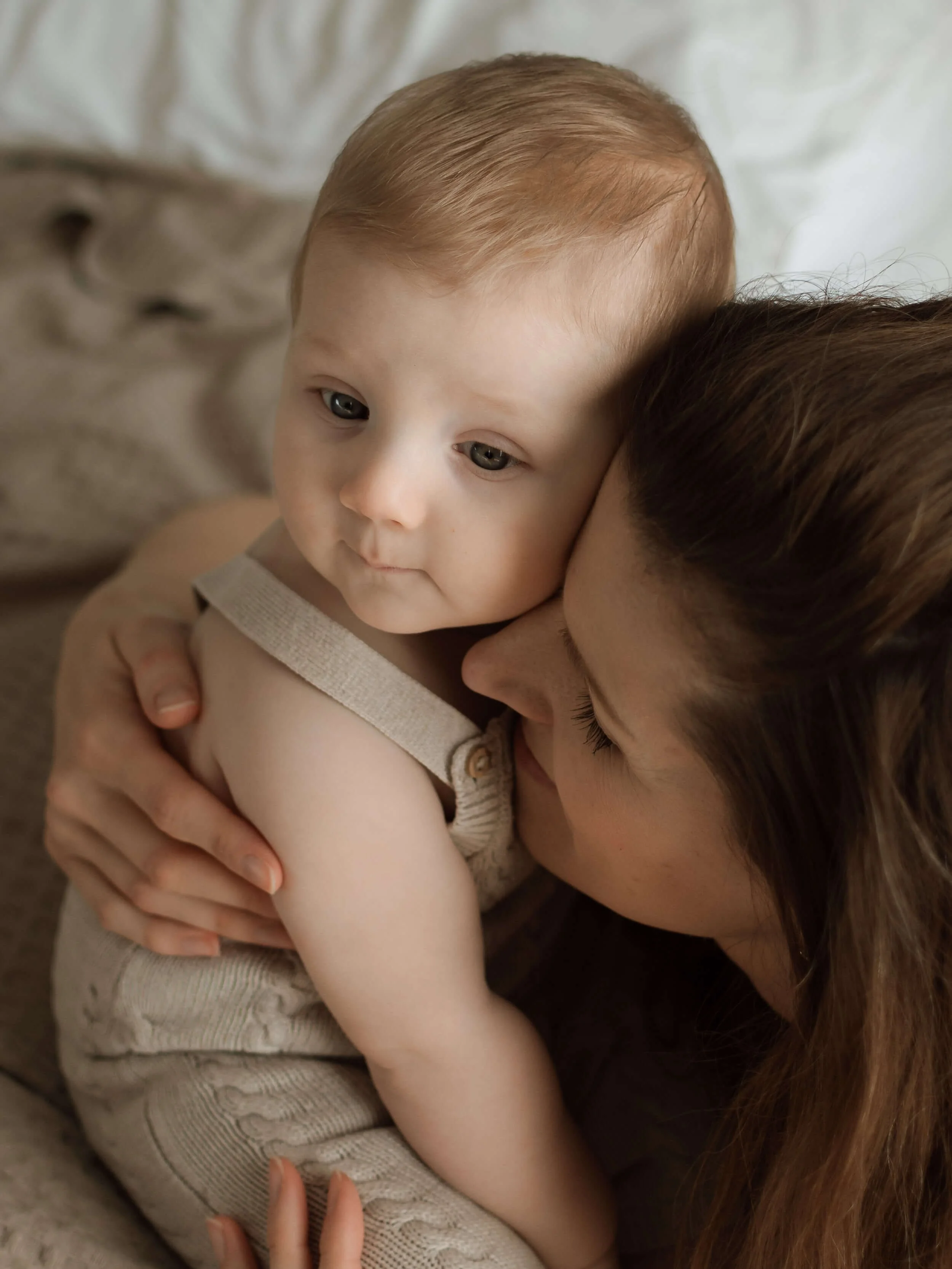 Beba i mama na krevetu