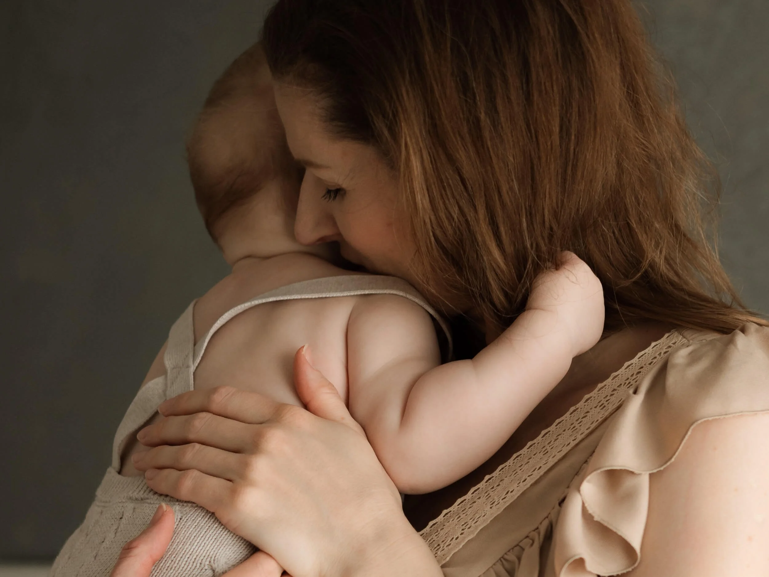 Mama i beba u zagrljaju