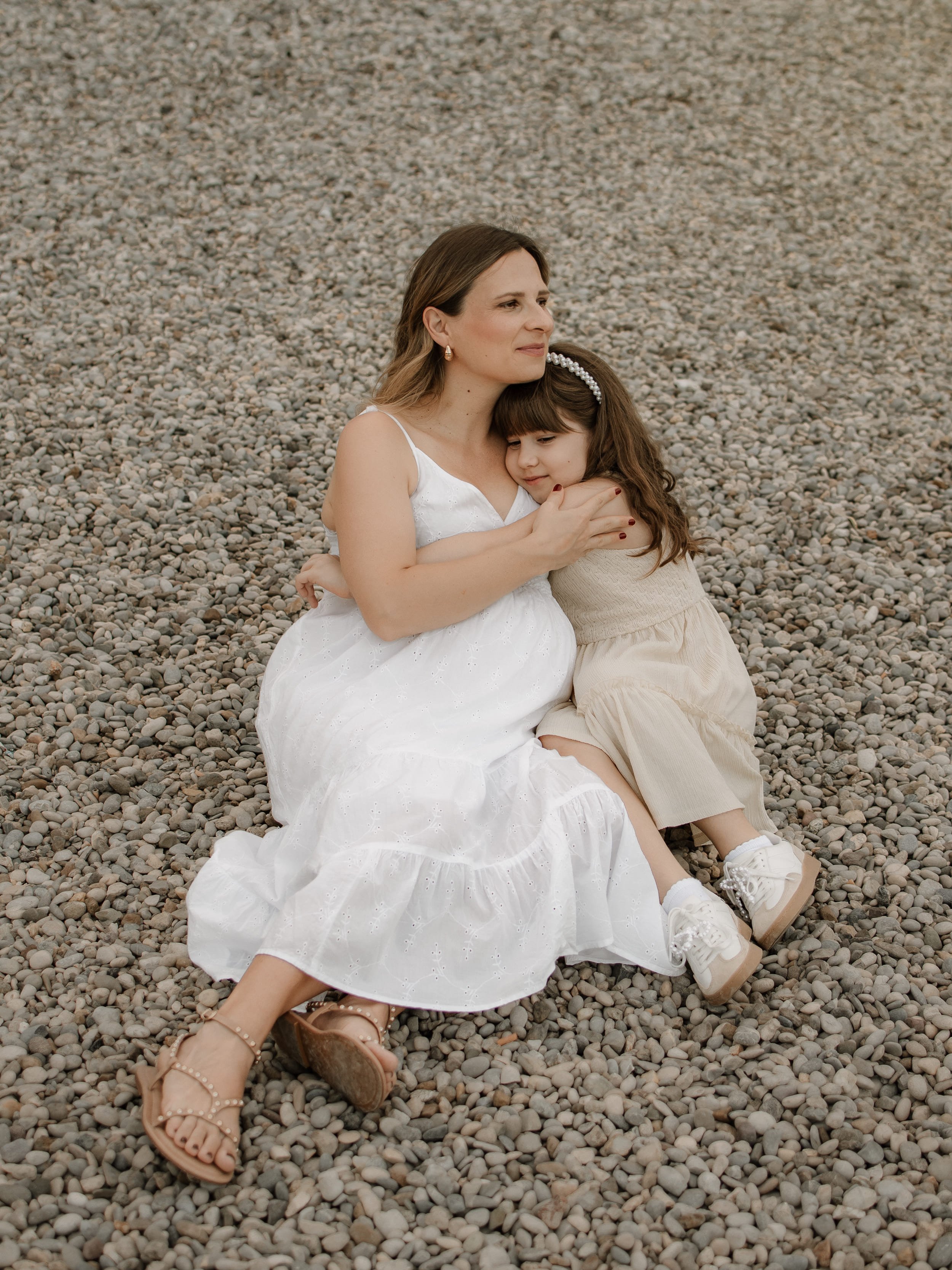 Djevojčica u zagrljaju trudne majke