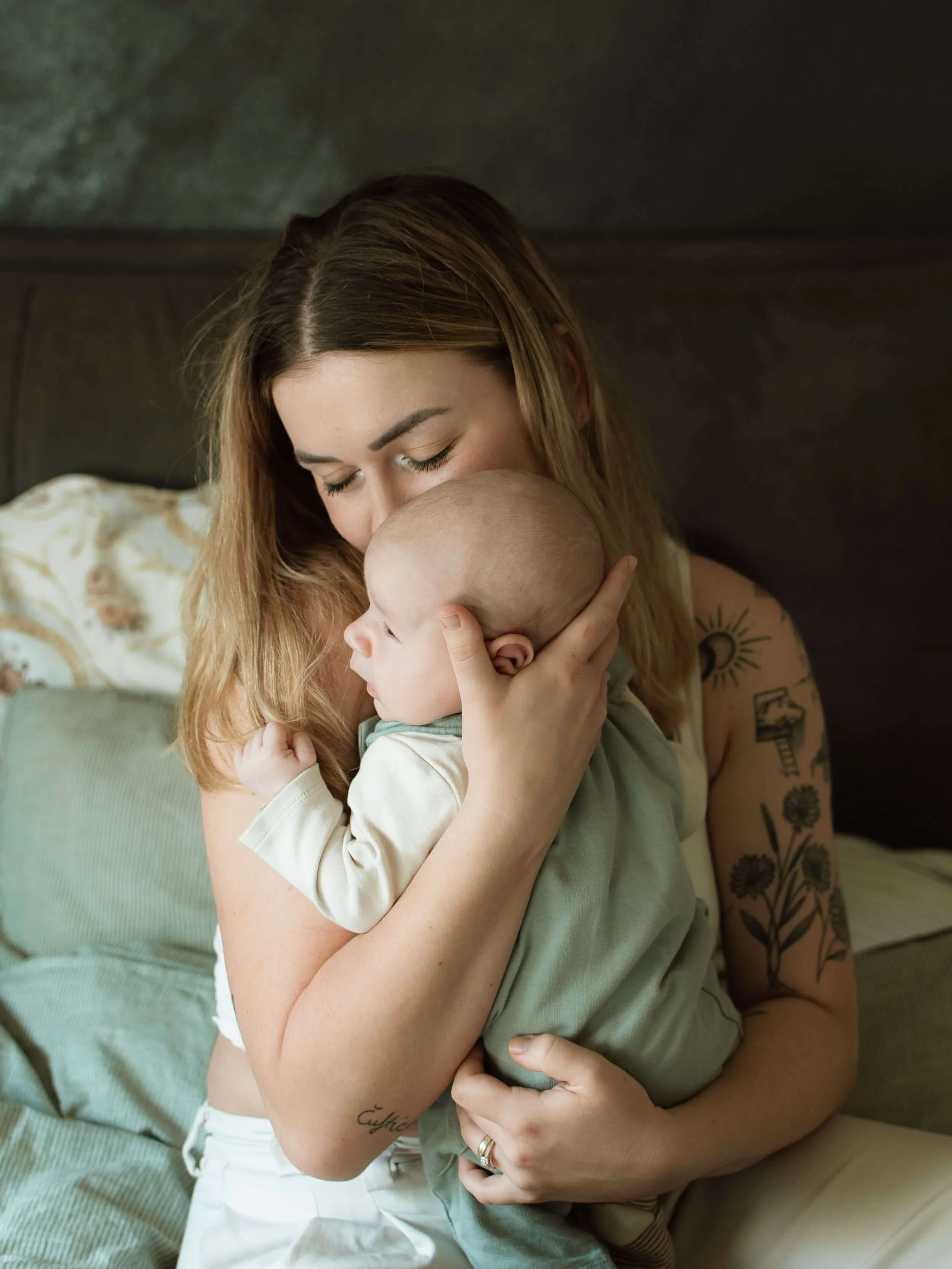 Mama sa bebom u rukama na krevetu