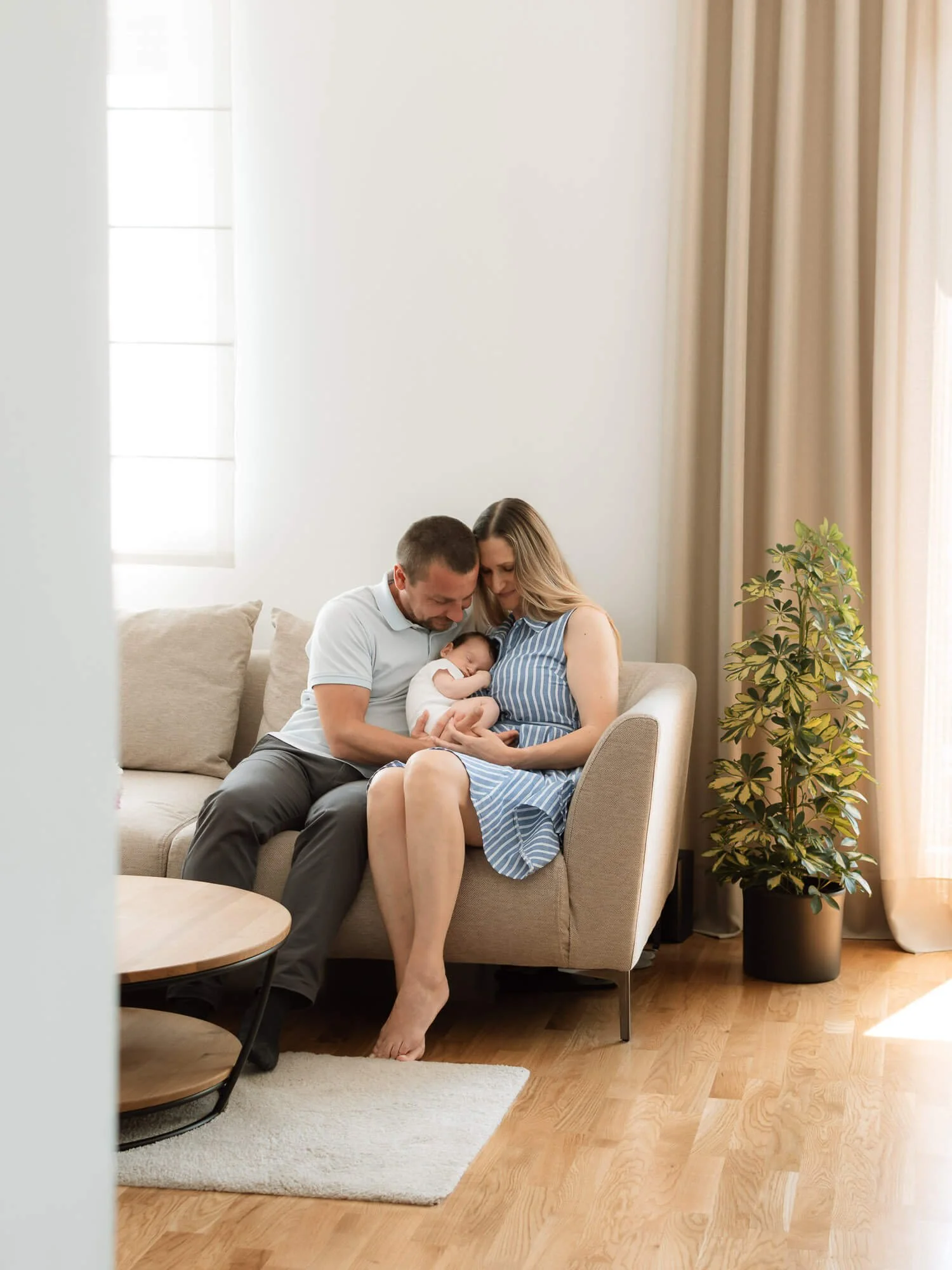 Roditelji i beba u njihovom domu