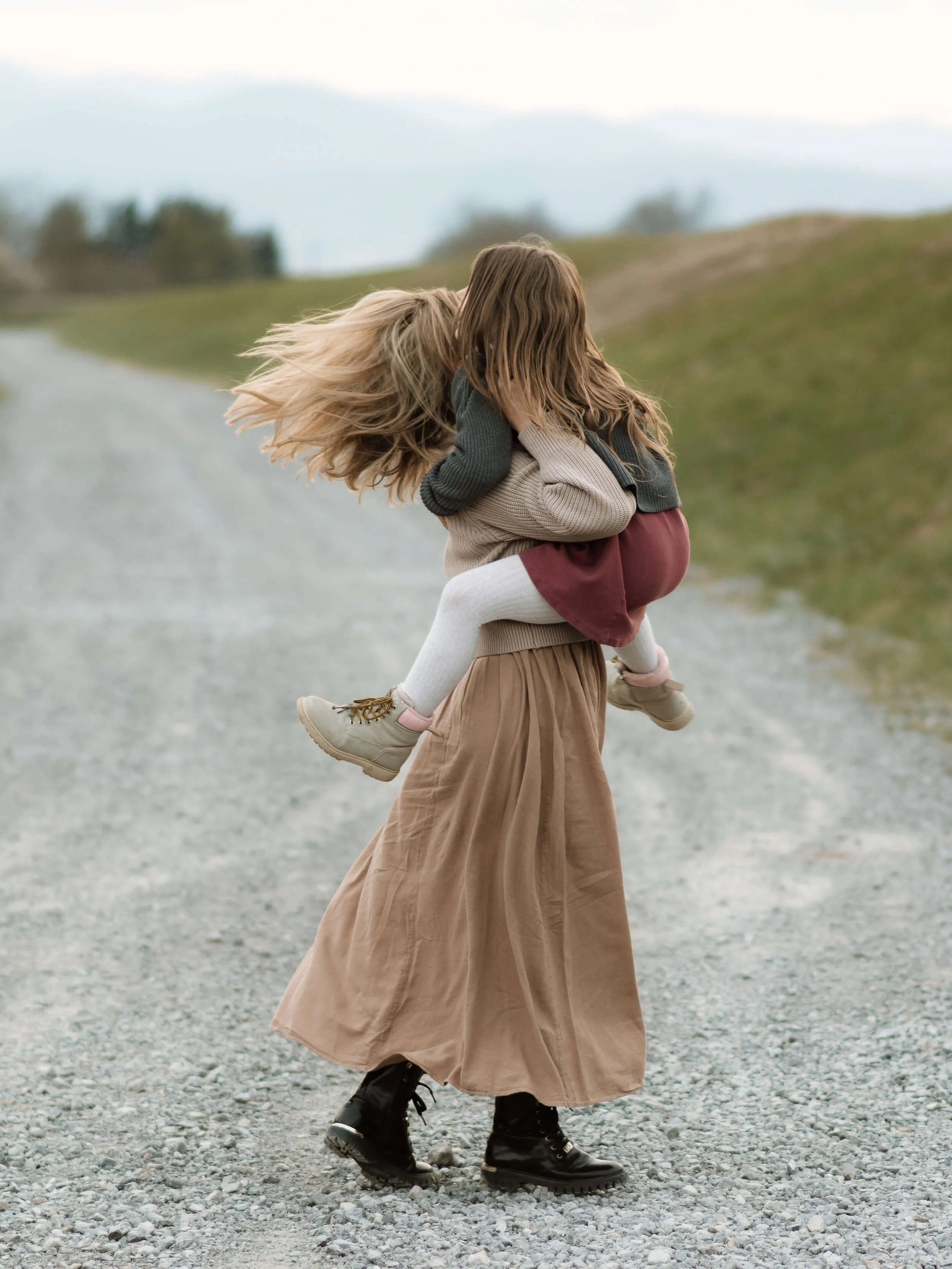 Mama i kći u igri u prirodi