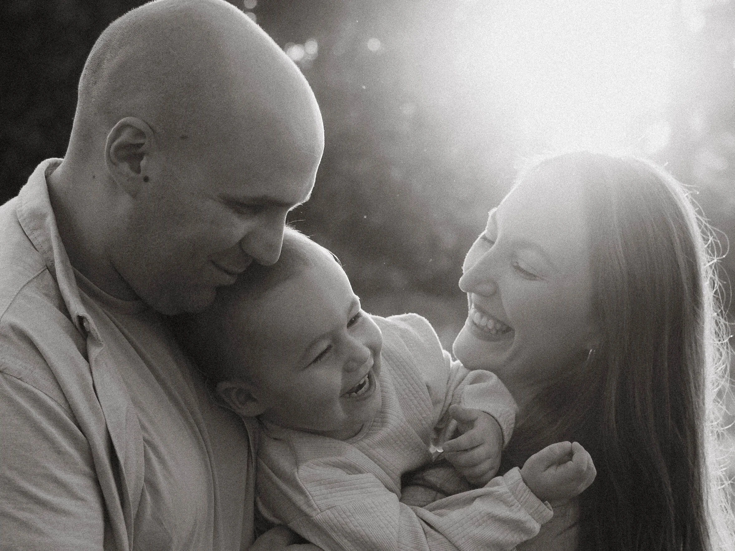 Crno-bijela fotografija sretne obitelji