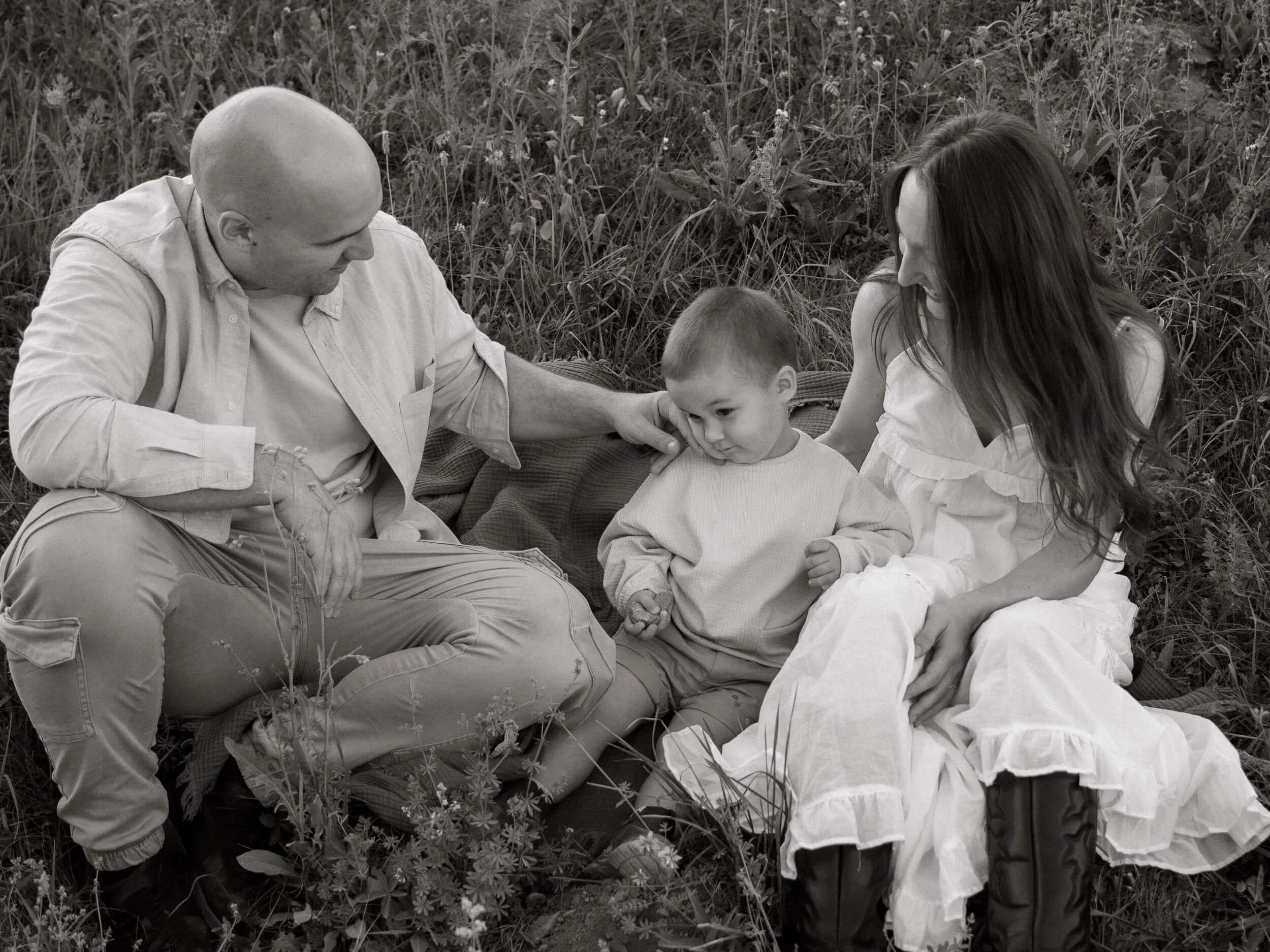 Obiteljsko fotografiranje na jezeru Orešje, obitelj u travi