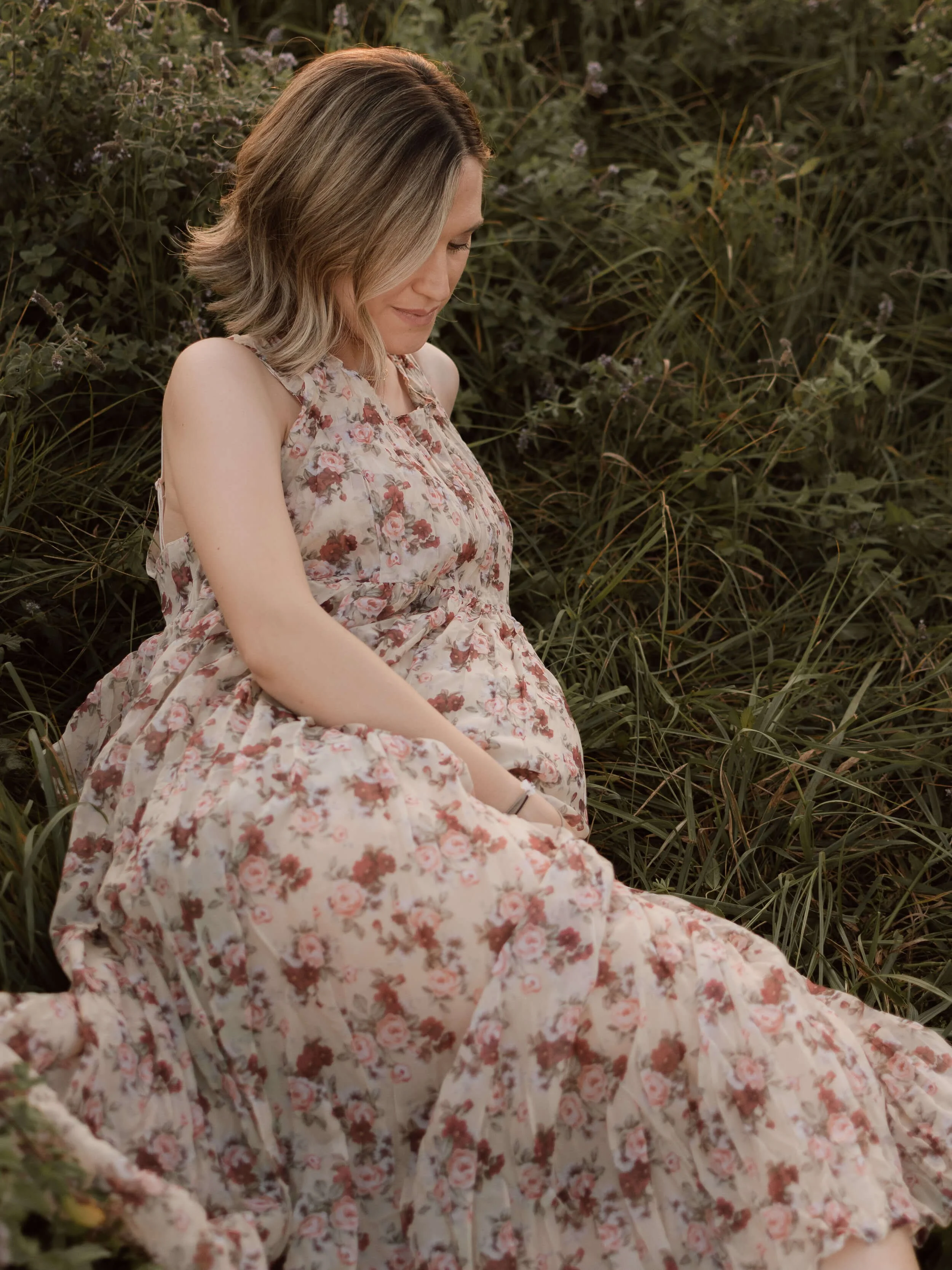 Trudnica leži u travi, trudničko slikanje u prirodi