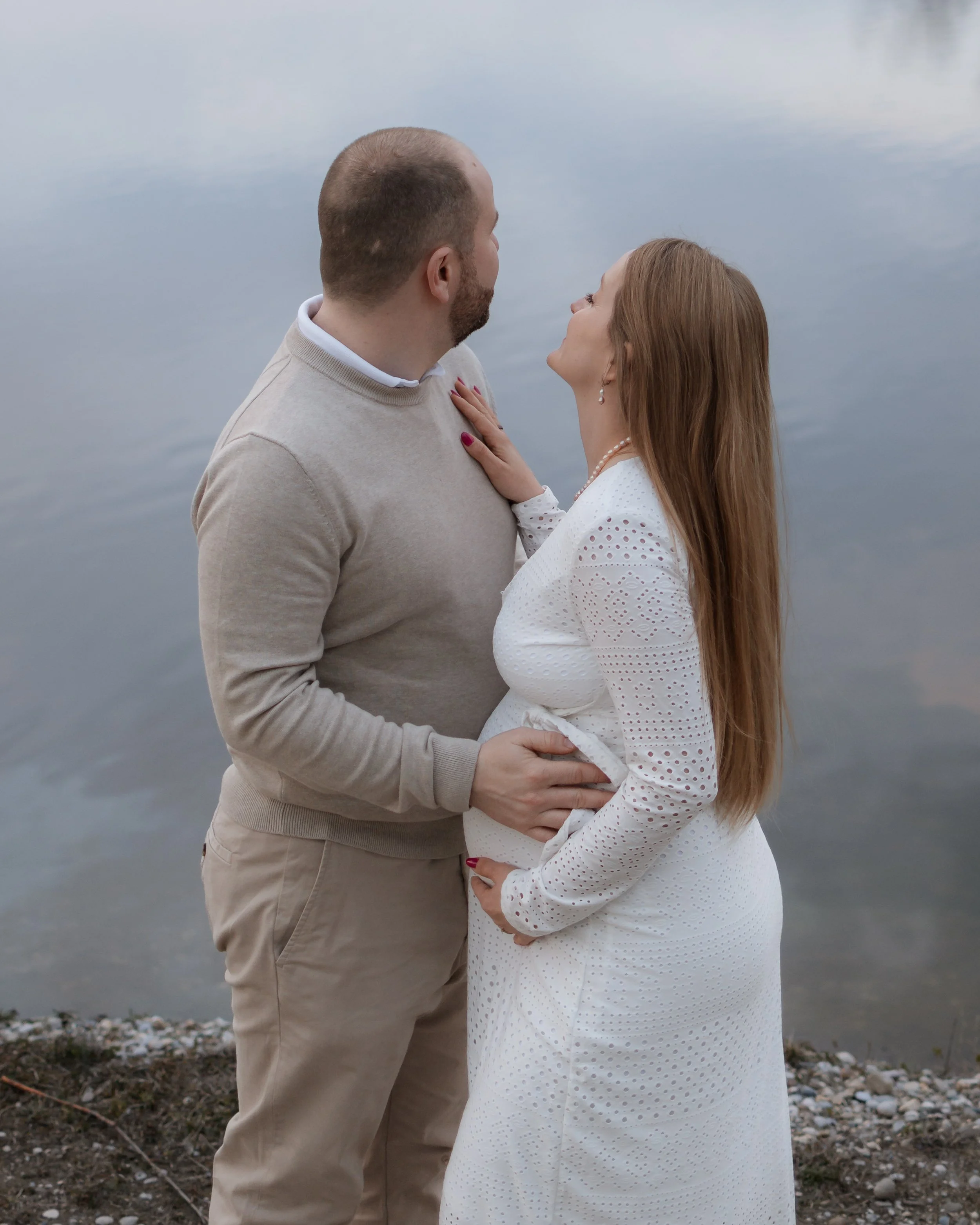 Zaljubljeni par kraj jezera