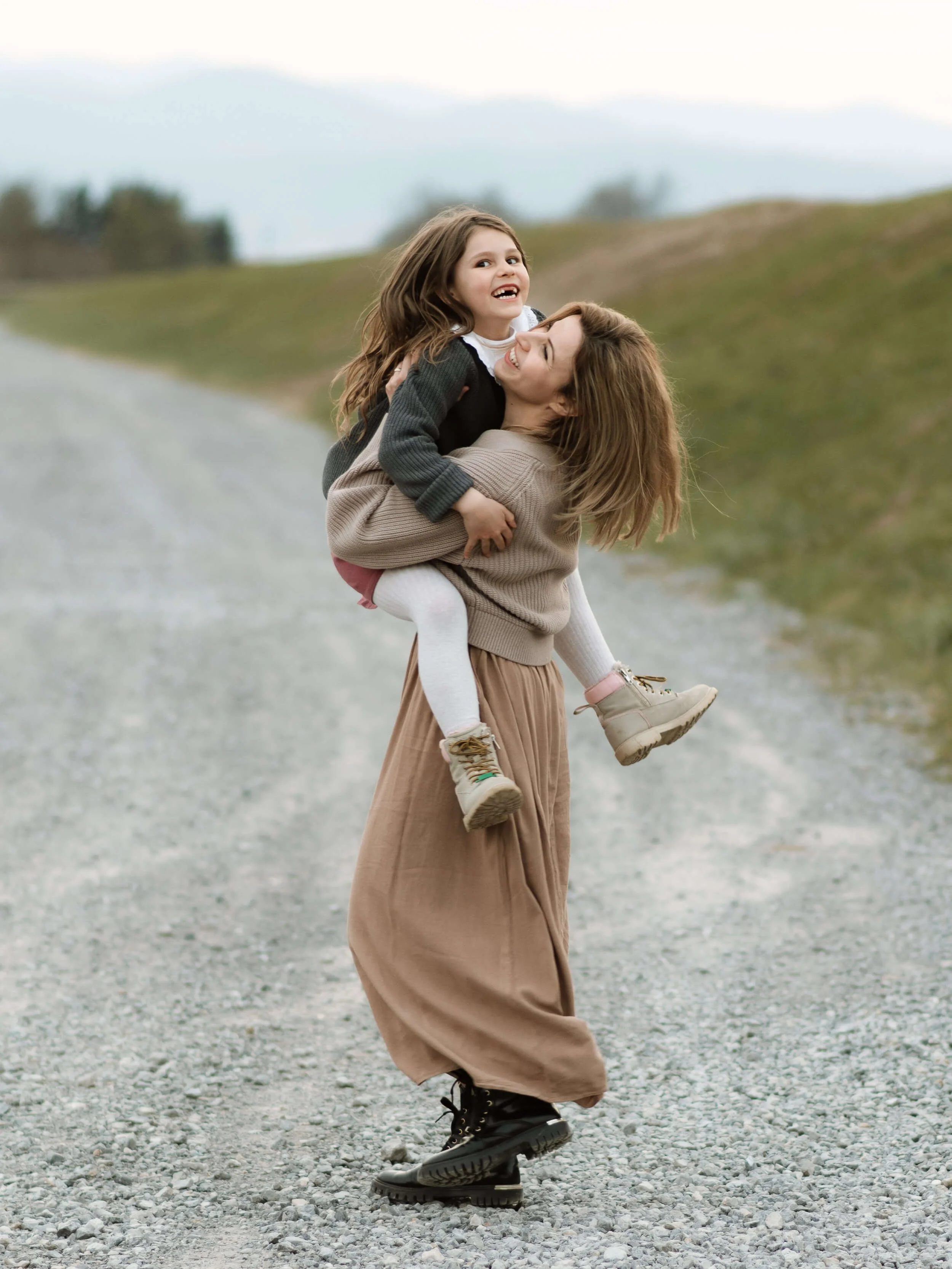 Mama i kći u igri, obiteljsko slikanje u prirodi