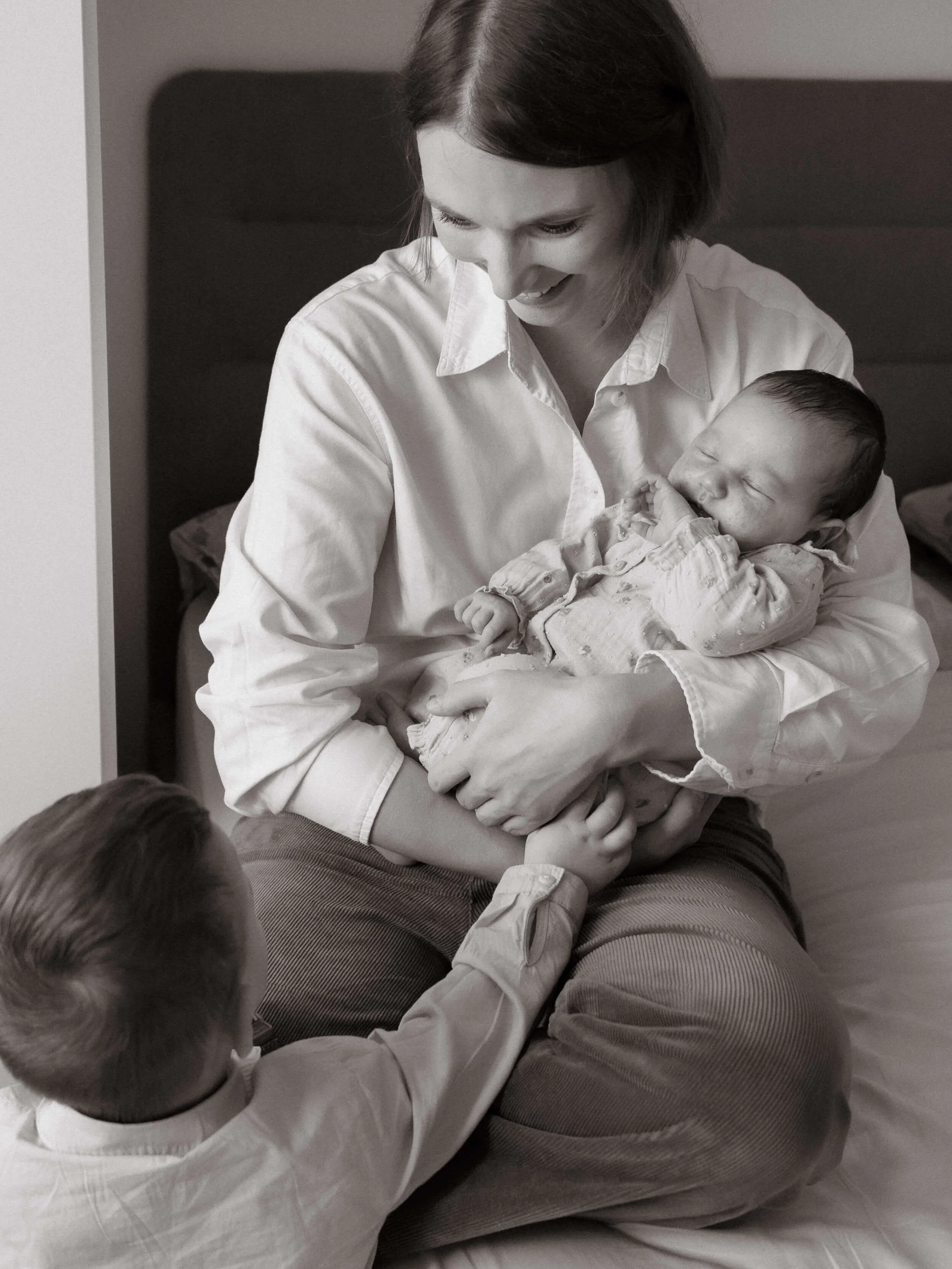 Majka i djeca slikani kod kuće