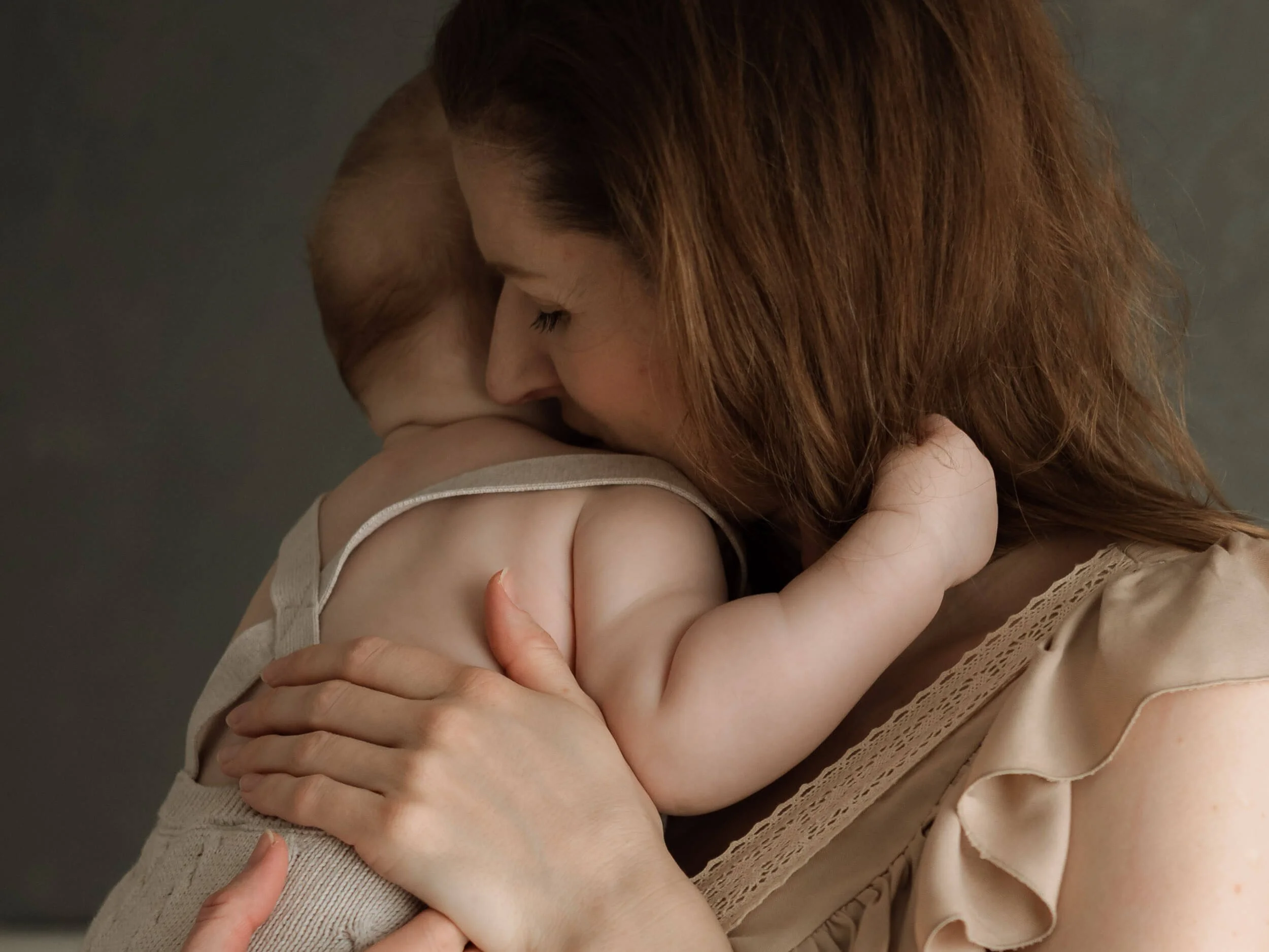 Beba i mama u zagrljaju