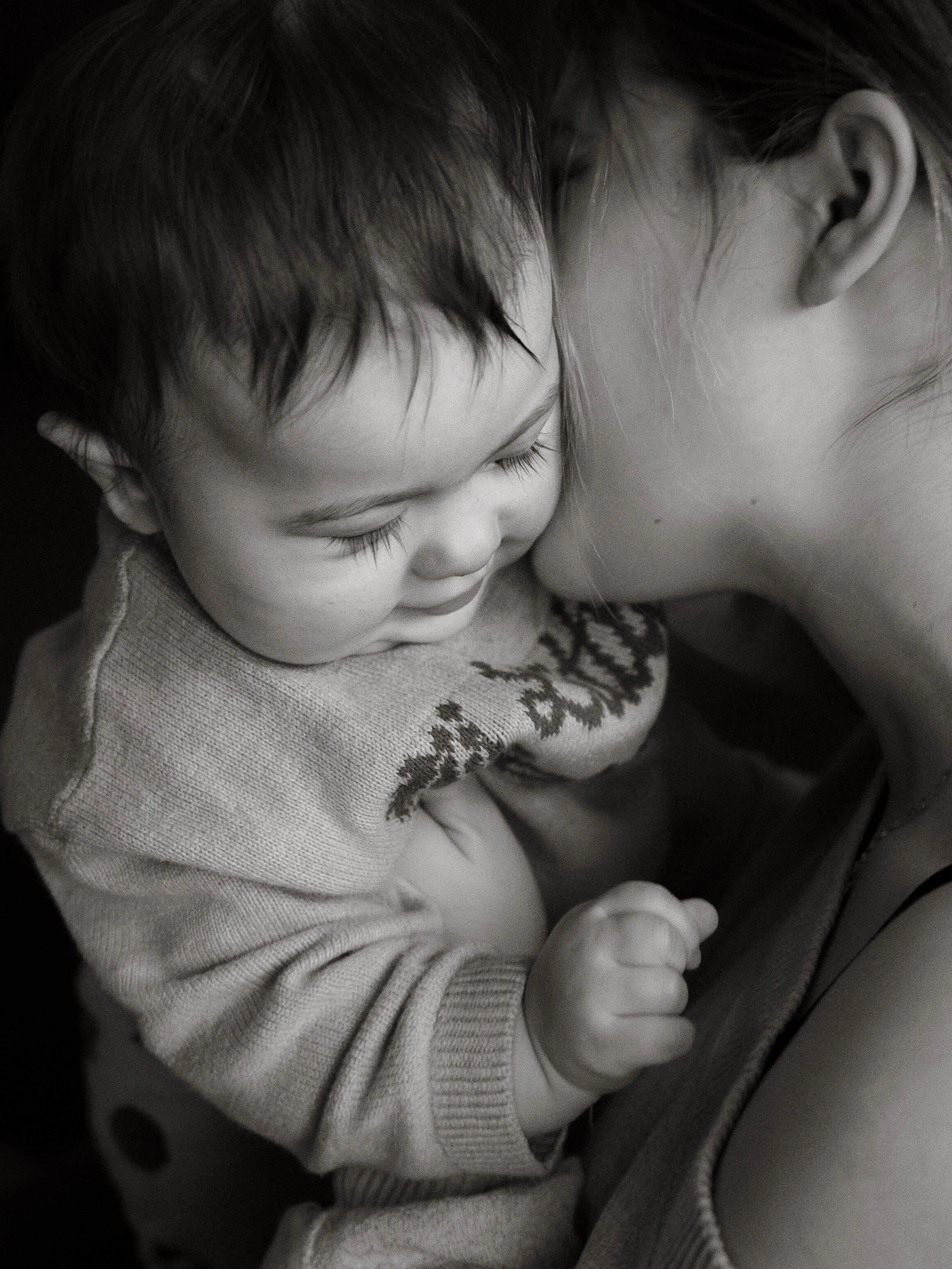 Crno-bijela fotografija majke i bebe